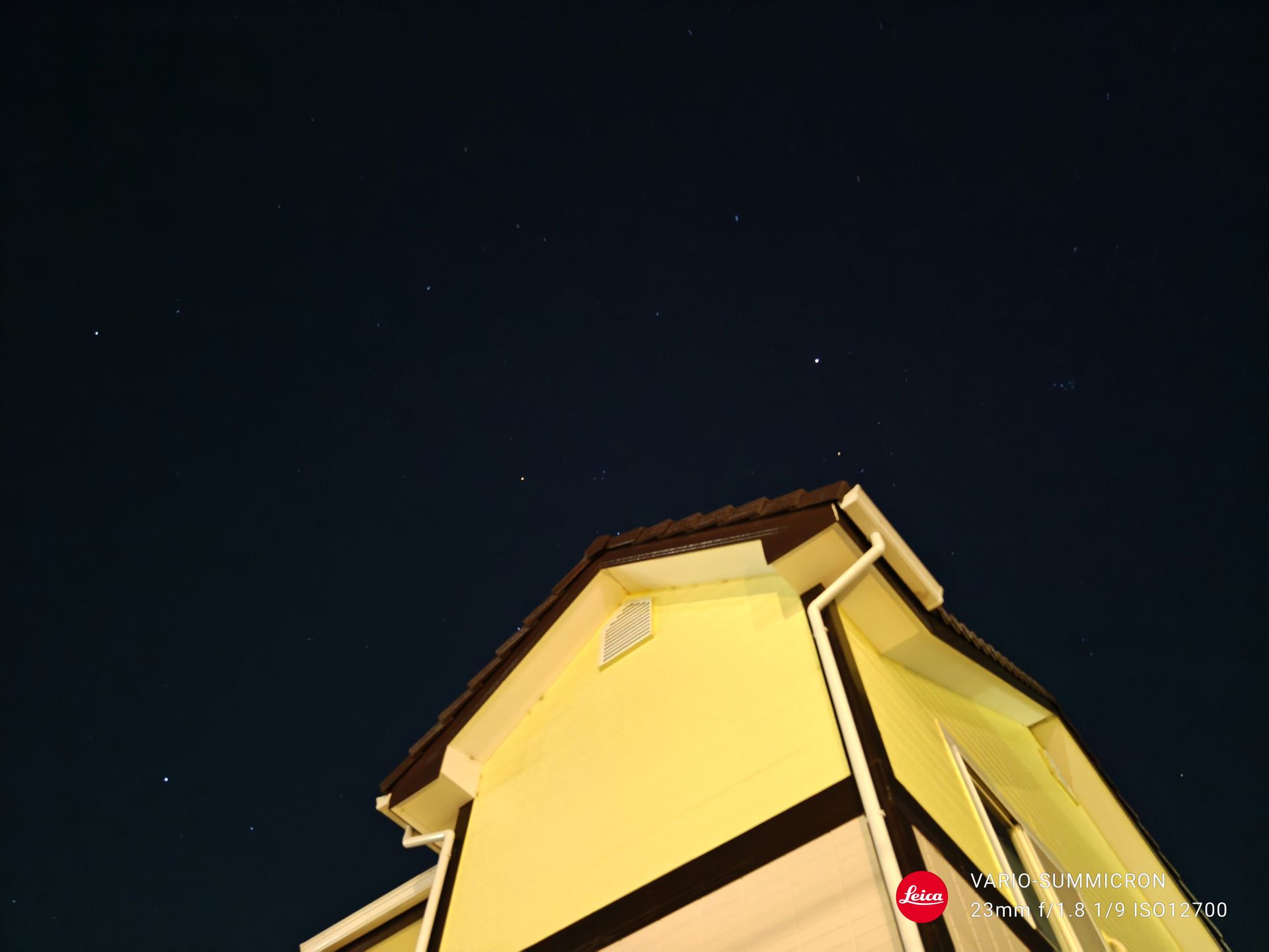 夜のワンシーン。フォーカスは建物に合っているが、背景の夜空には無数の星が確認できる。ISO 12700だが意外とクリーンな写りで驚かされた