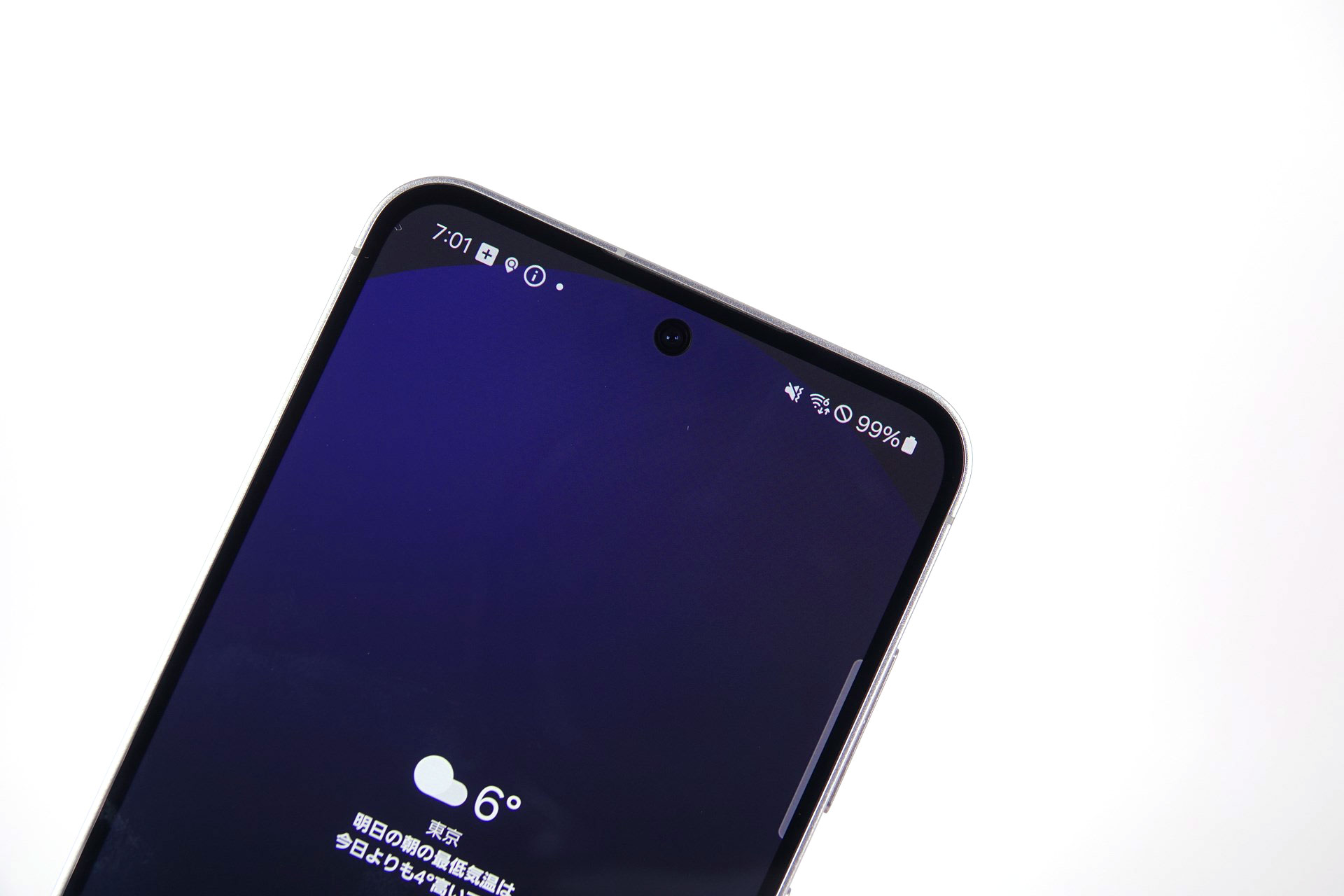 画面上部にフロントカメラがパンチホールで搭載