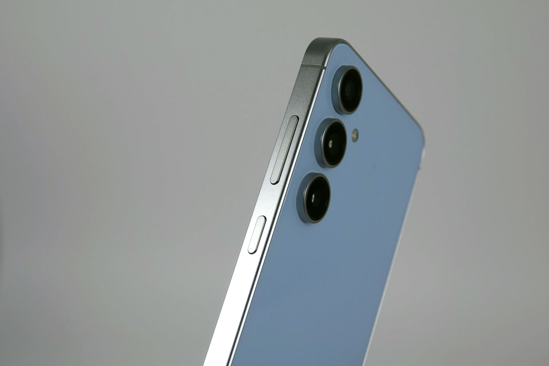 右側面には、上から音量ボタンと電源ボタン。