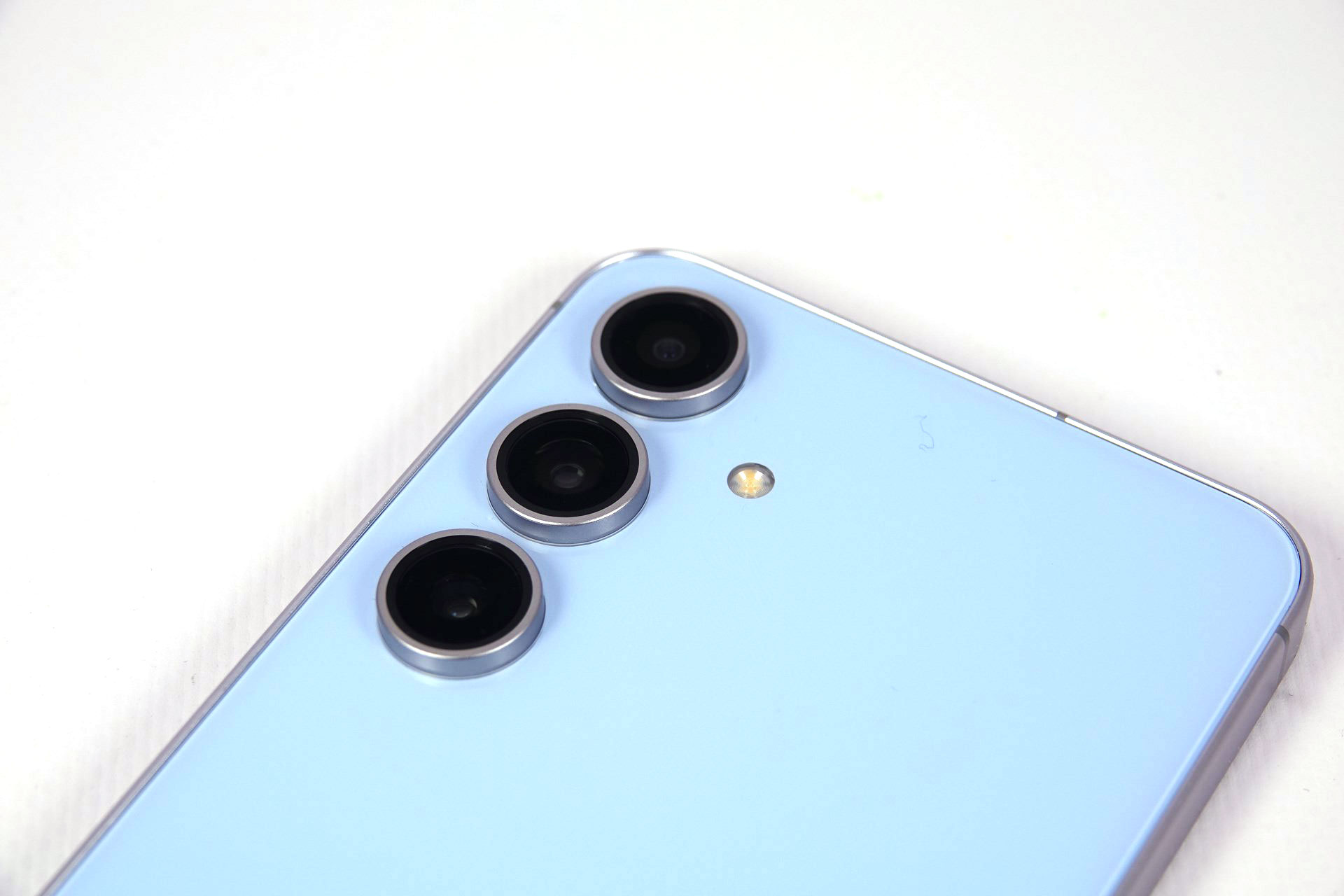 背面カメラの性能は、広角：約5000万画素／超広角：約1200万画素／望遠：約800万画素となっている