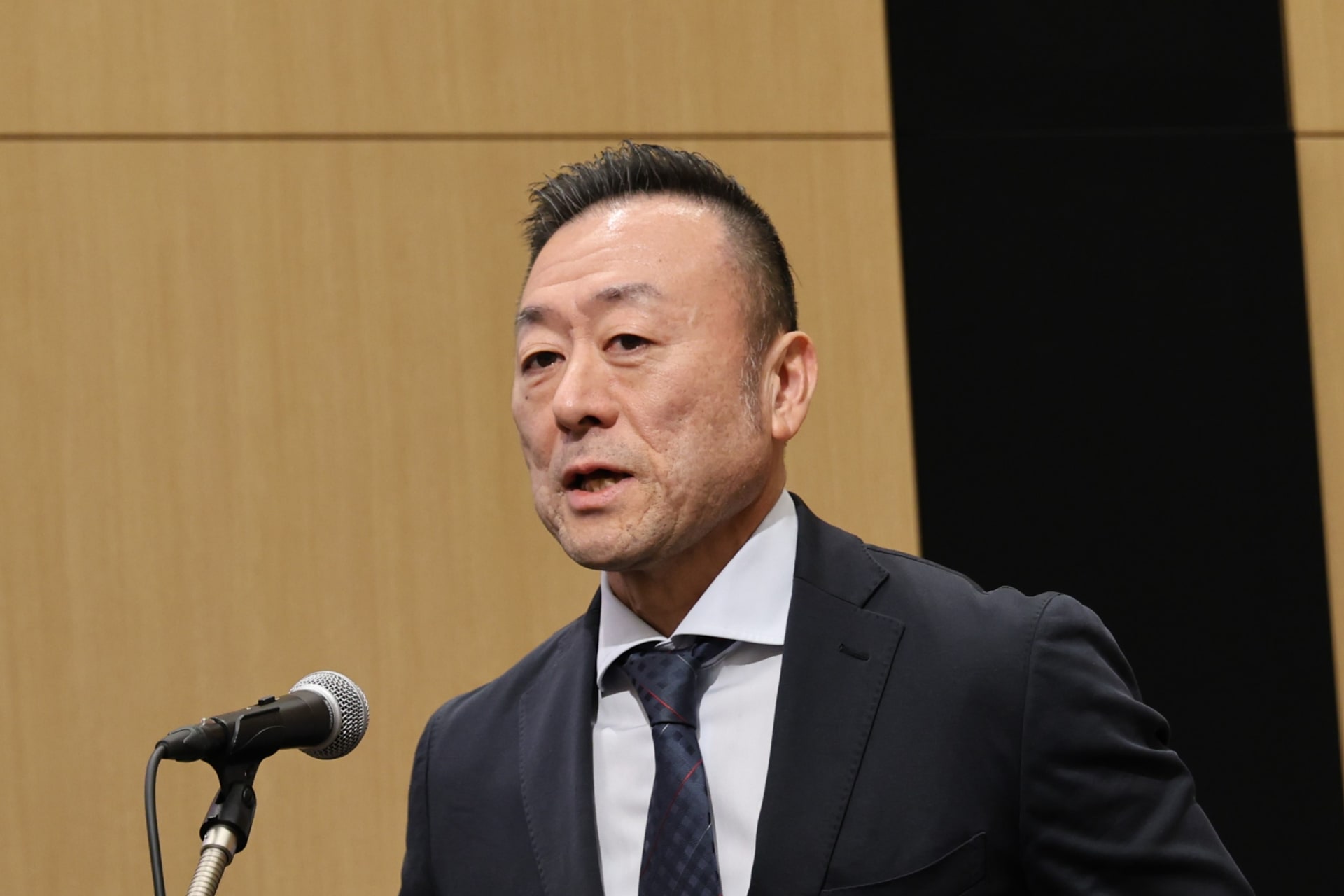 「イオンモバイル」が4月に料金プラン値下げ＆新容量追加――大容量／シニア向けプランを拡充、最大200GBまでラインアップ（写真はイオンリテール イオンモバイル商品マネージャーの井原龍二氏）