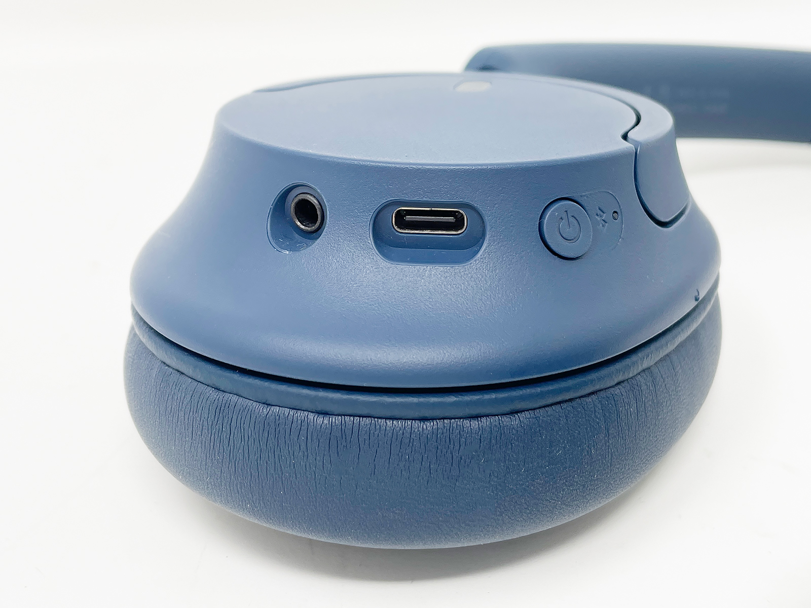 有線接続用のイヤホンプラグがついているほか、充電はUSB Type-C経由で行えます。