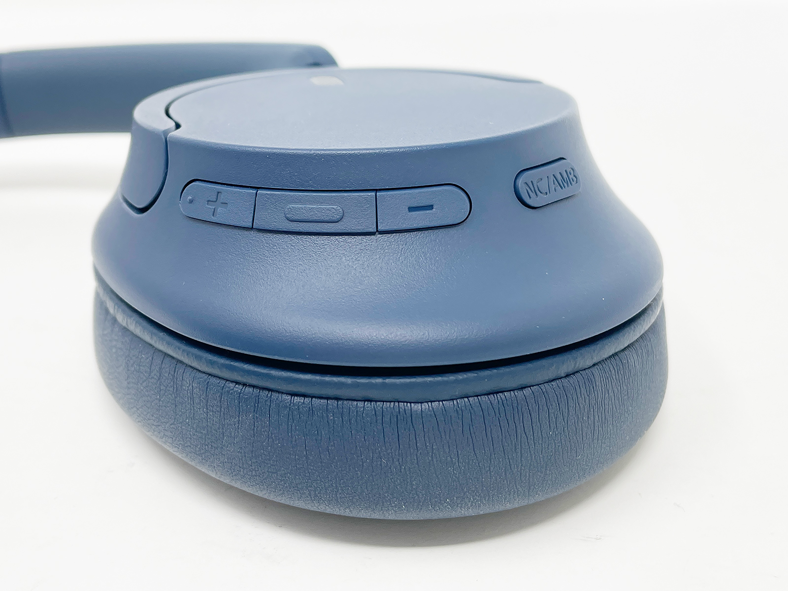 イヤーカフの下部に操作用ボタンを備えます。すべて形状が異なるので手探りで操作しやすい気がします。