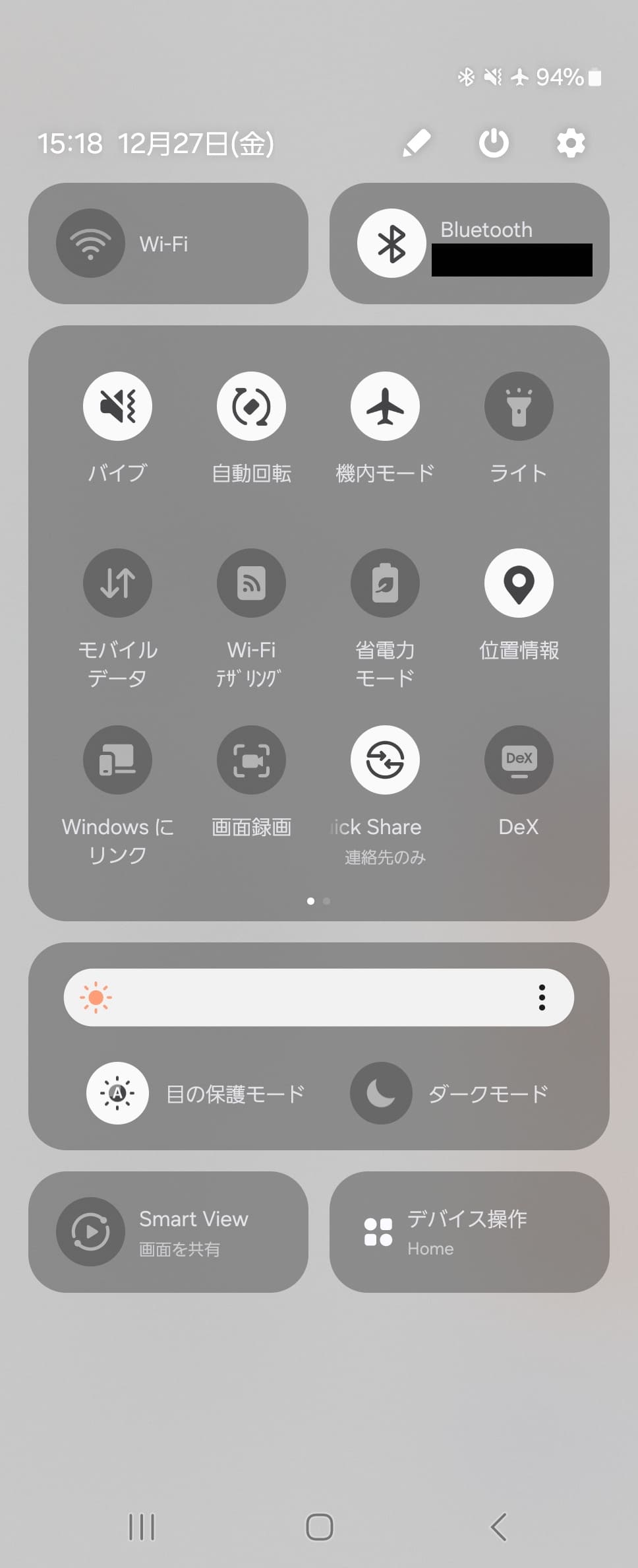 下方向にスワイプして、クイック設定パネルを表示し、［機内モード］をタップして、オンに切り替え、しばらく経って、もう一度、［機内モード］をタップして、オフにする