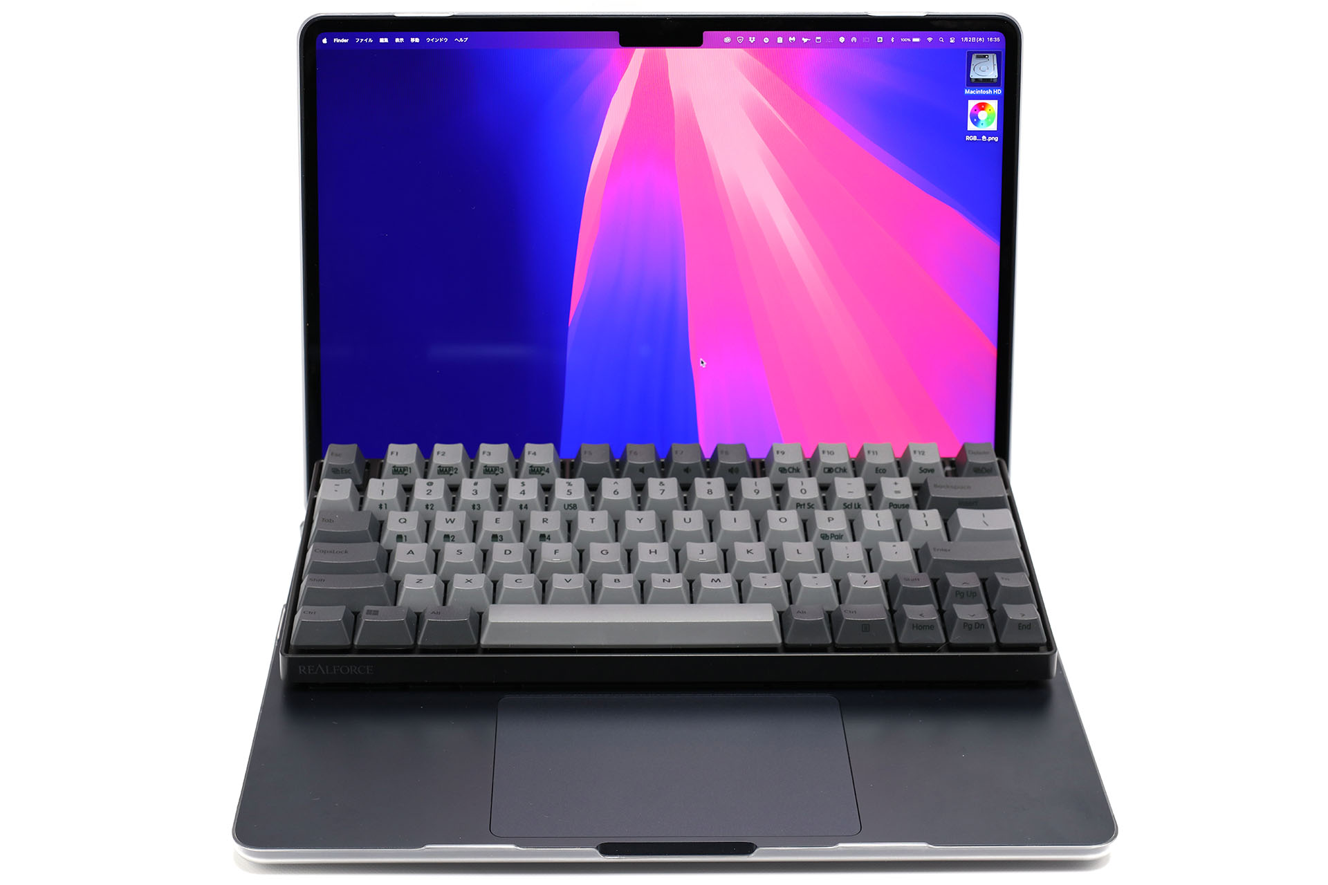 M3 MacBook Air 13インチの上にREALFORCE RC1を乗せて書こう！　と思ったのだが、乗せるとREALFORCE RC1の底面のどこかがキーに接触してしまう。