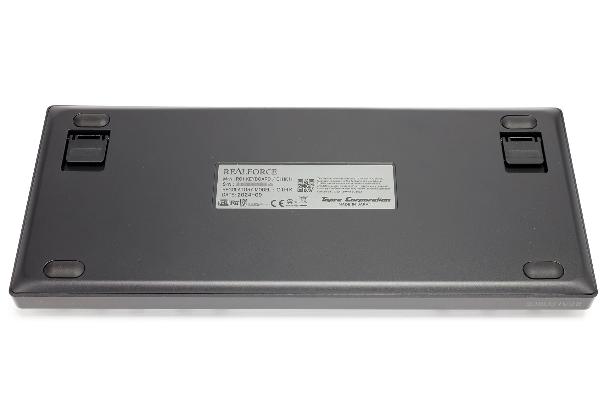 REALFORCE RC1の裏側。M3 MacBook Air 13インチ上のうまい位置に乗せるとキーに接触しないことがある。だが、そのうまい位置に乗せるのが至難の業。少し高さのあるゴム足などを貼ればいいのかもしれないが……。