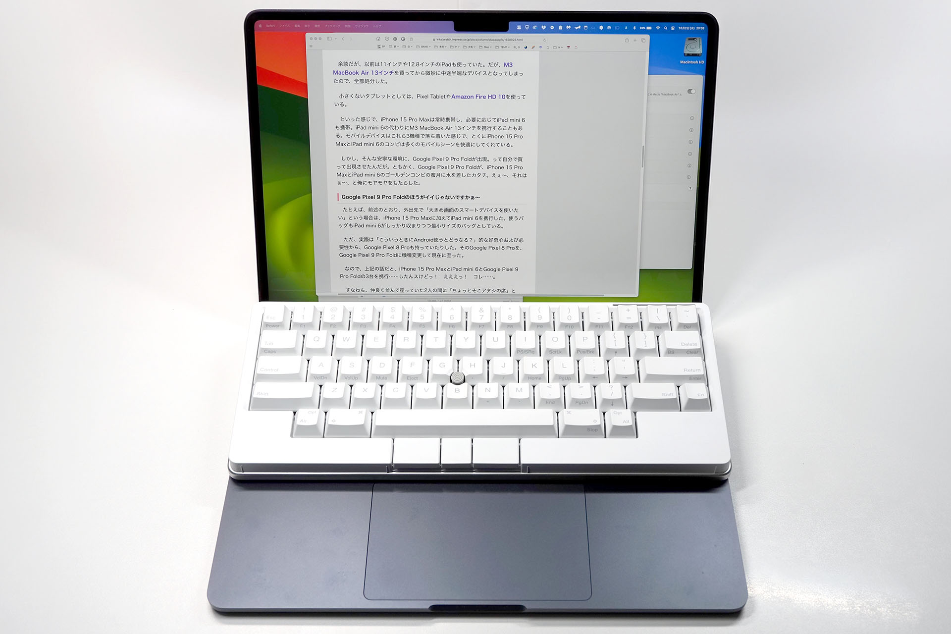 M3 MacBook Air 13インチの上に「HHKB Studio 雪」乗せると完璧にフィット！　黒い「HHKB Studio」でも同様にフィットする。