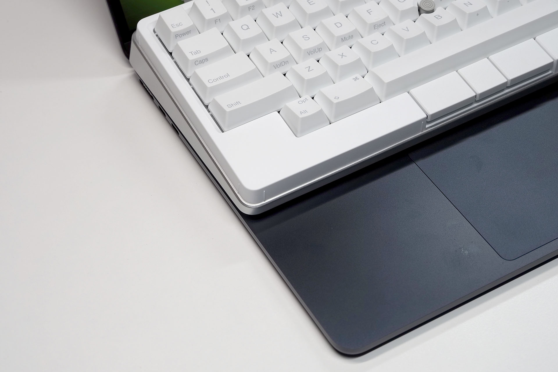 左側はピッタリ。