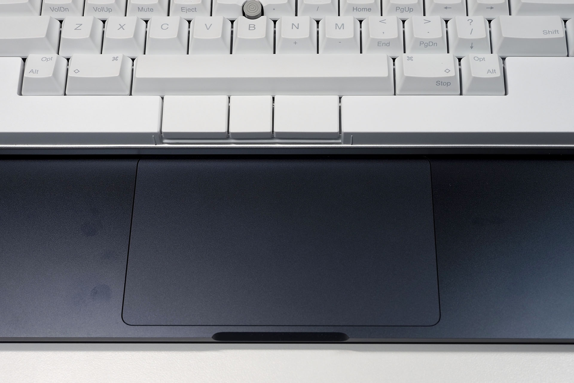 トラックパッド上部が若干隠れるものの、ポインターは画面最上部まで移動でき、違和感なく操作できる。