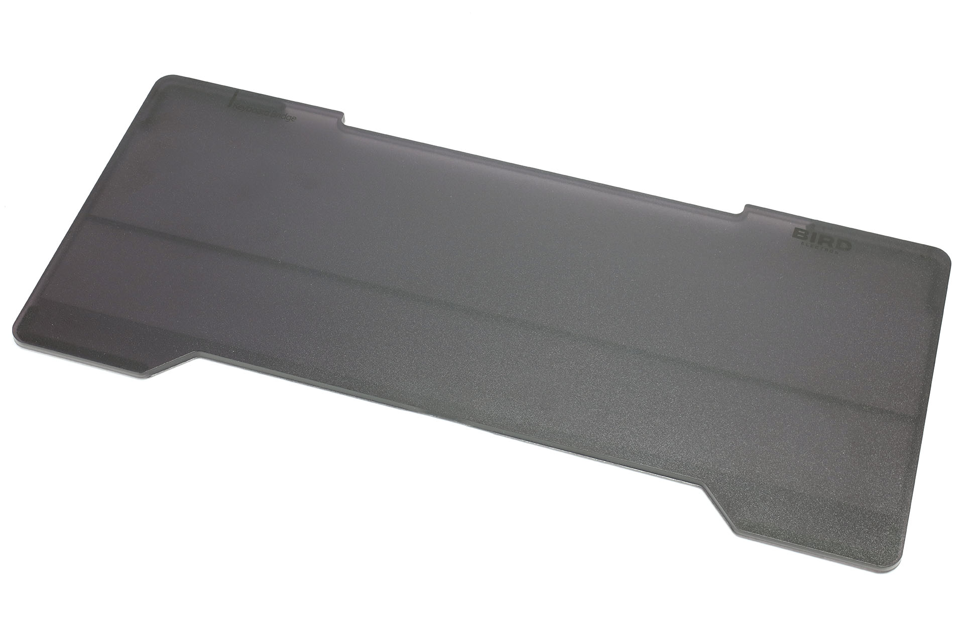 バード電子の「キーボードブリッジ」。半透明ブラックと半透明ホワイトがある。キーボードルーフとしても機能し、たとえば猫がキーボード上で寝たりしてもキーが押下されない。バード電子直販価格は5280円。