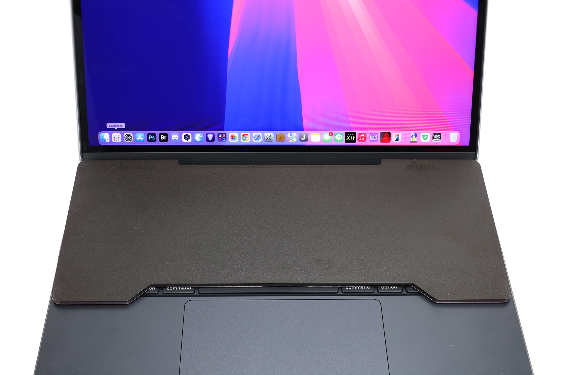 M3 MacBook Air 13インチの上に置いた様子。