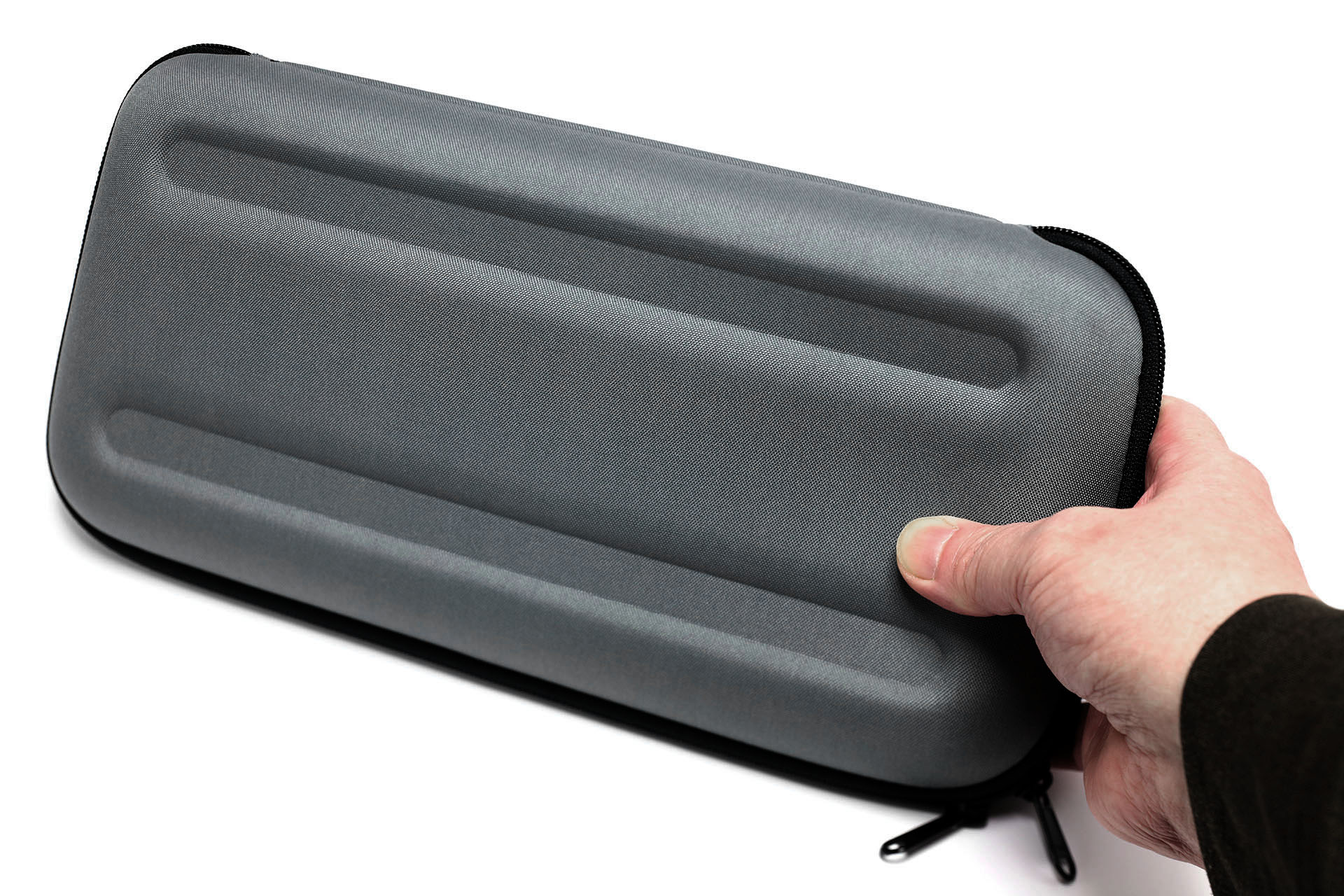 閉じて振ってみたが、メッシュポケットのメッシュ部に張りがあるため、REALFORCE RC1とキーボードブリッジをホールドしてガチャガチャ当たったり動いたりする感じはなかった。