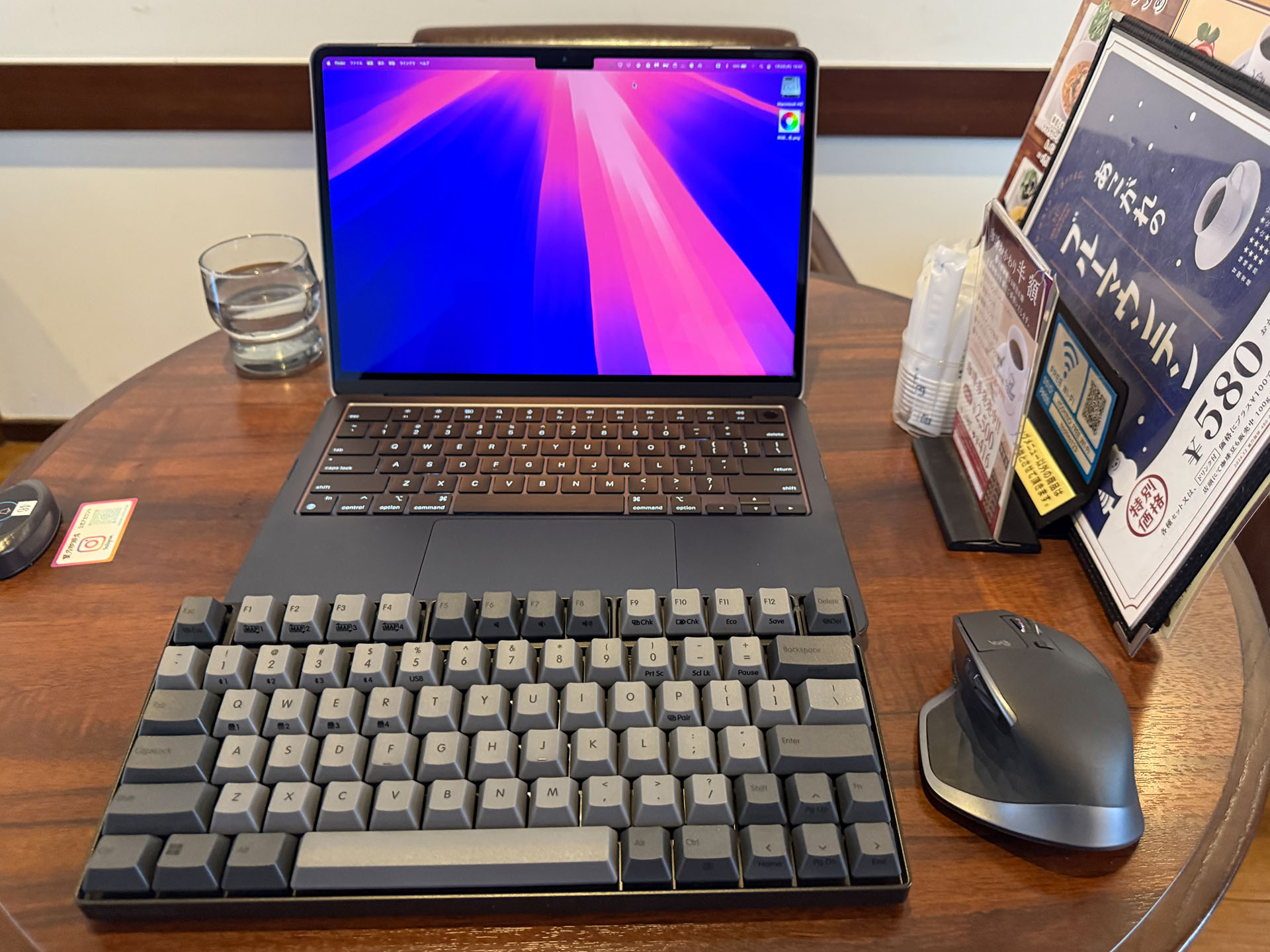 トラックパッド問題はマウスで解決できるものの、喫茶店の狭いテーブルの上が機材だけでいっぱい、みたいな状態に。REALFORCE RC1は絶対MacBookの上に置くしか、という感じになった。