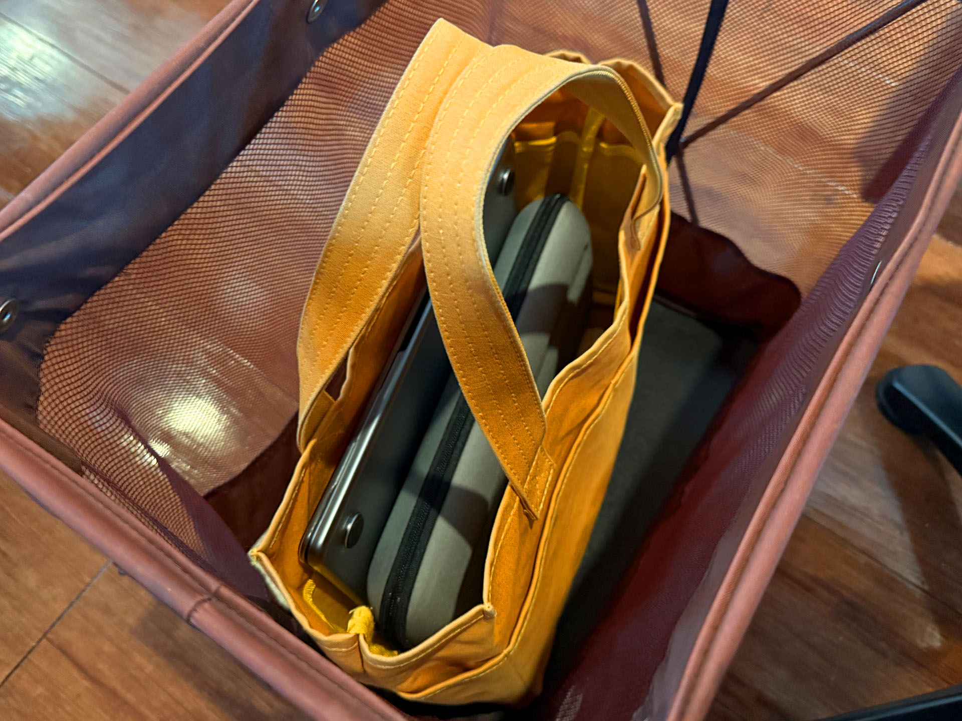 3点セットはA4ファイルが入る程度のサイズのトートバッグに余裕で収まった。