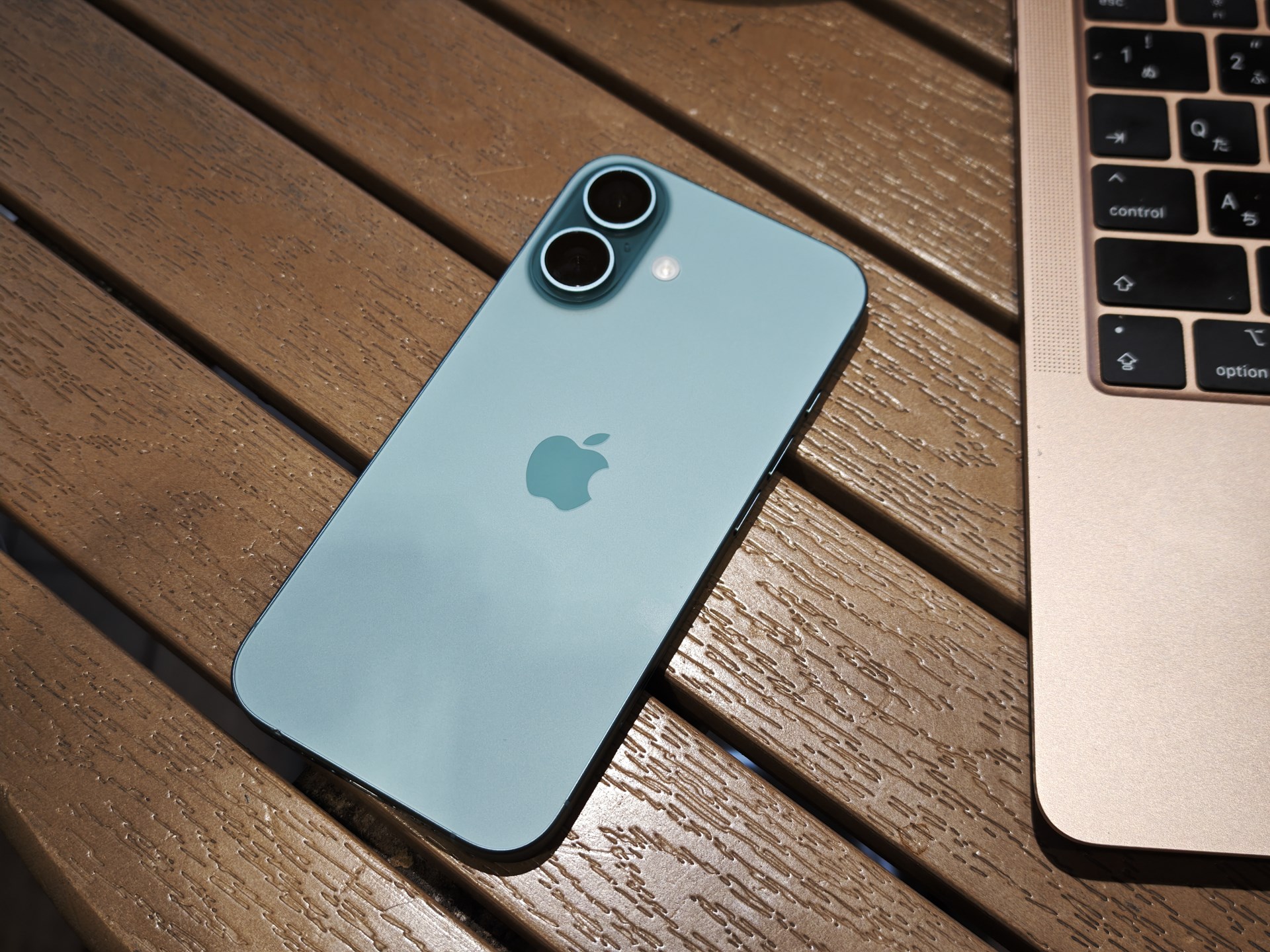 iPhone 16（256GB）を購入。ウルトラマリンと迷いましたがティールを選択しました。