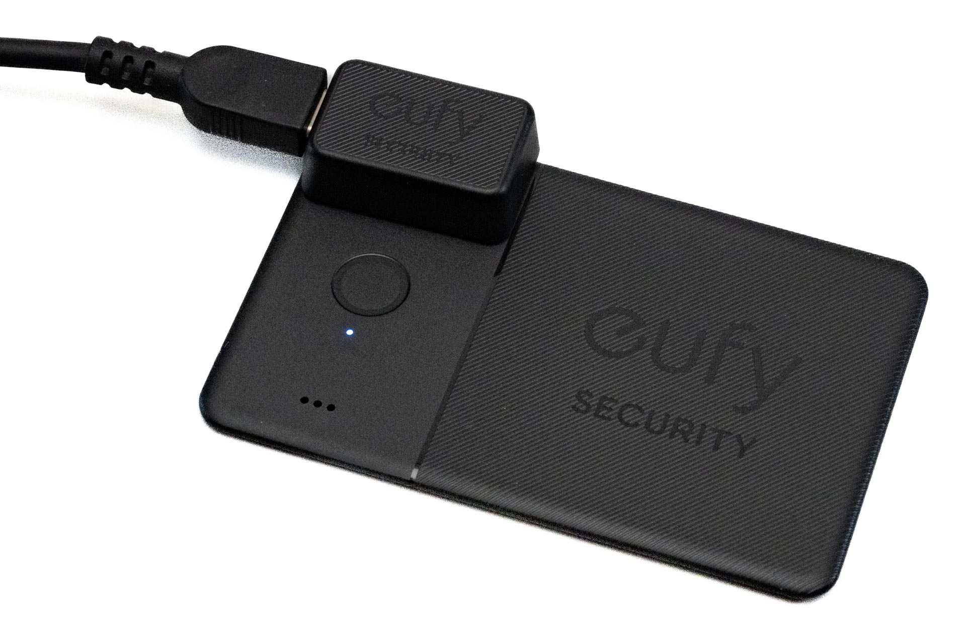 充電中はLEDランプが点滅します。フル充電で1年持つのでたまにしか見ない光景になりそうです