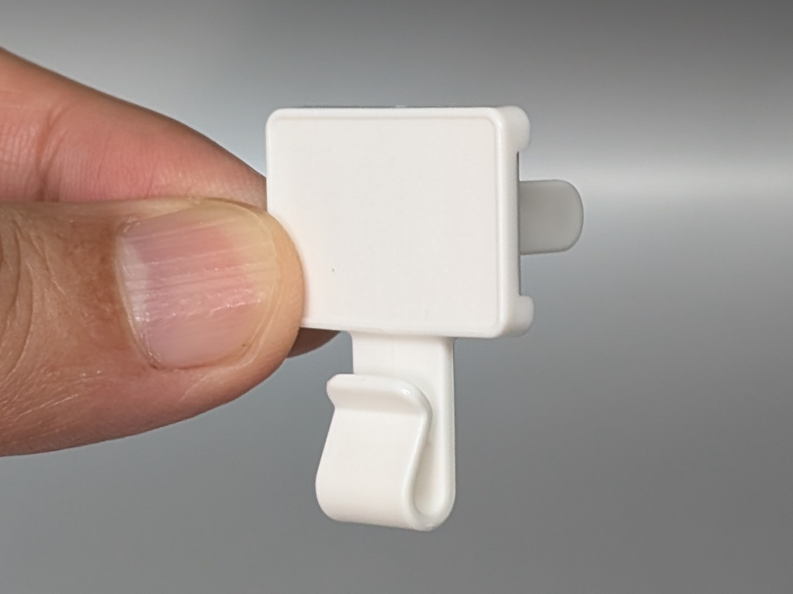 本体。コンセントキャップとフックが一体化している