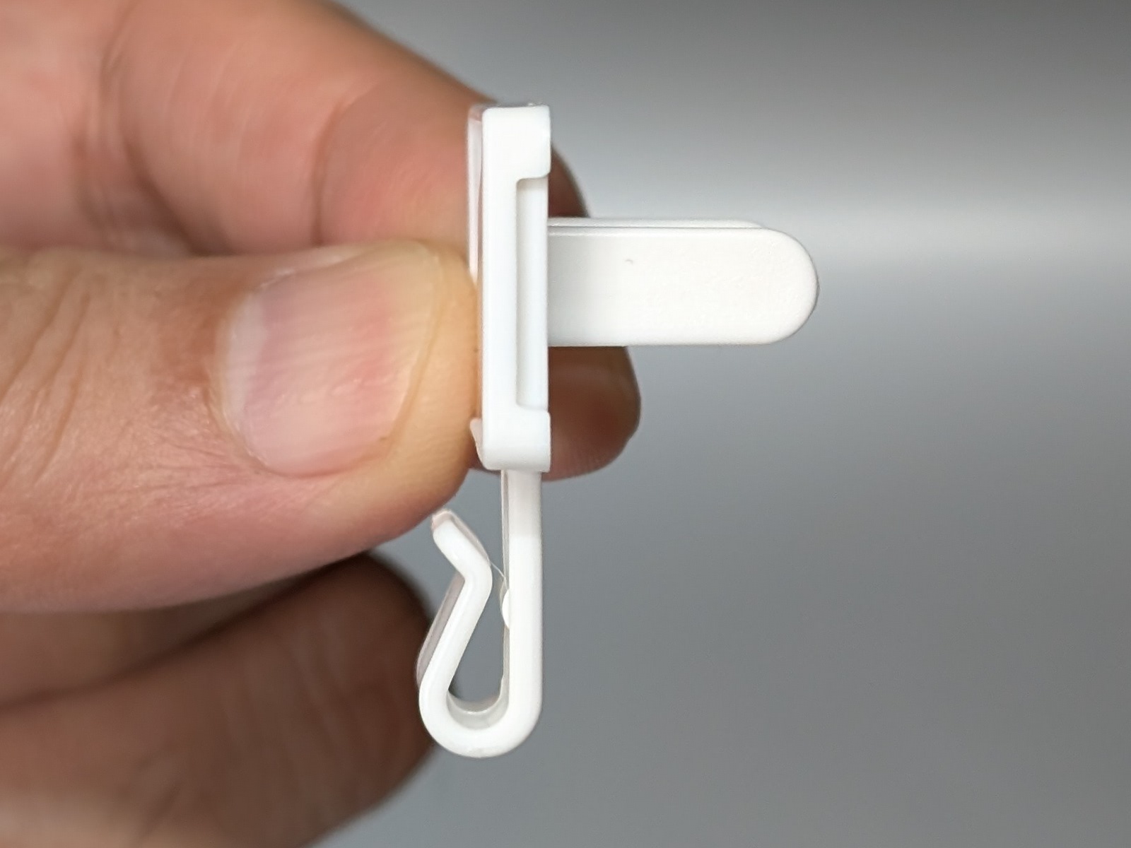 横から見たところ。ケーブルは径が2.5～4.5mmまで対応する