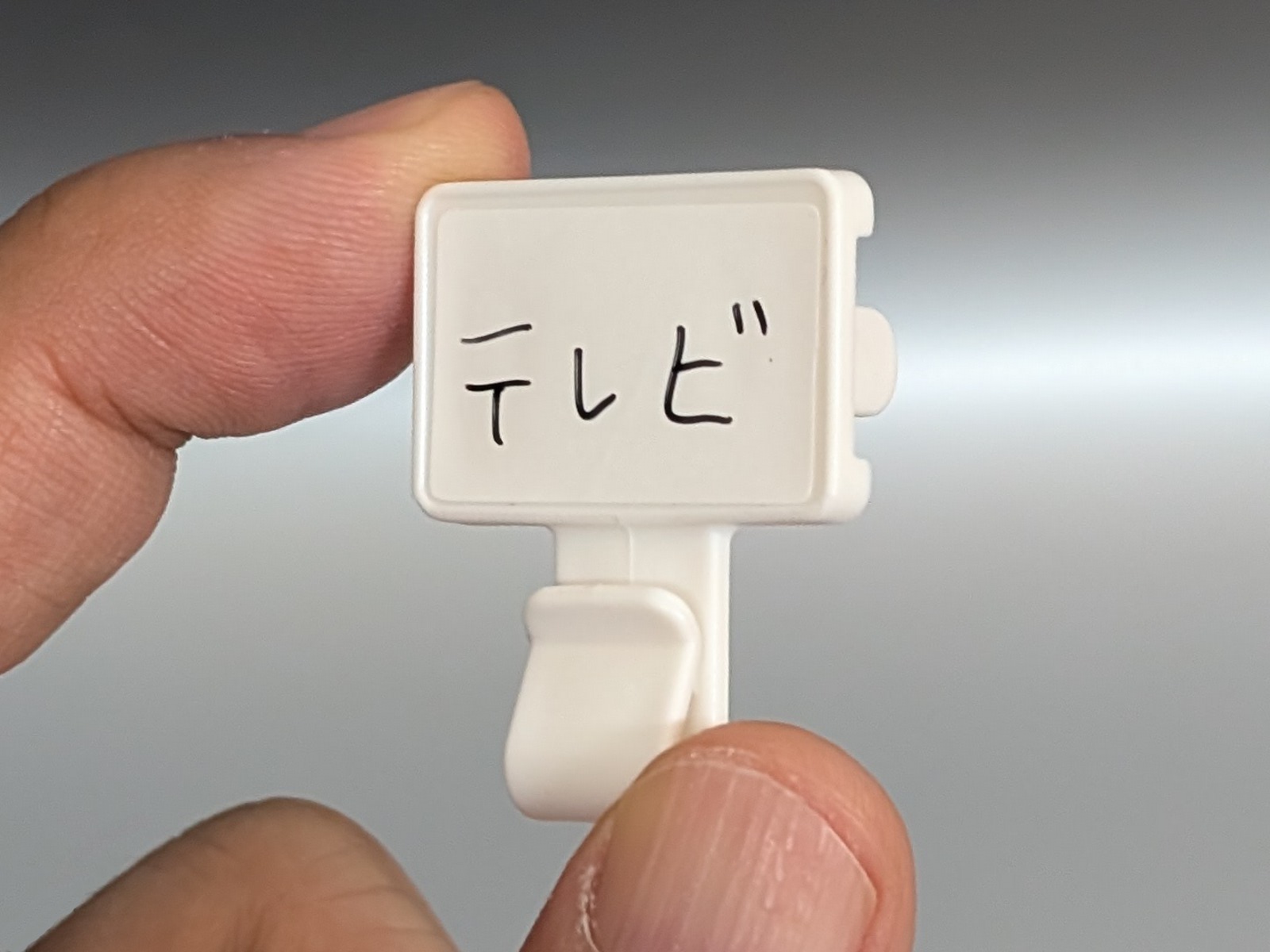 品名は油性ペンなどで書き込む。貼替用のシールも同梱される