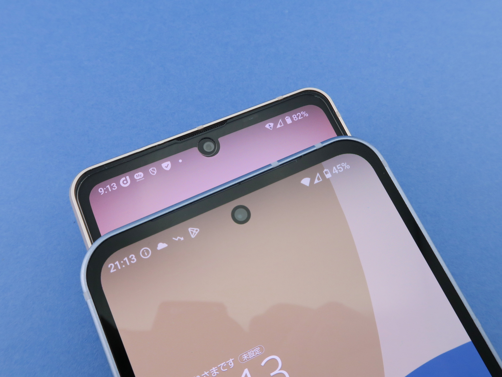 インカメラは「AQUOS sense8」（下）が半円のノッチに収められていたのに対し、「AQUOS sense9」（上）ではパンチホール内に収められた