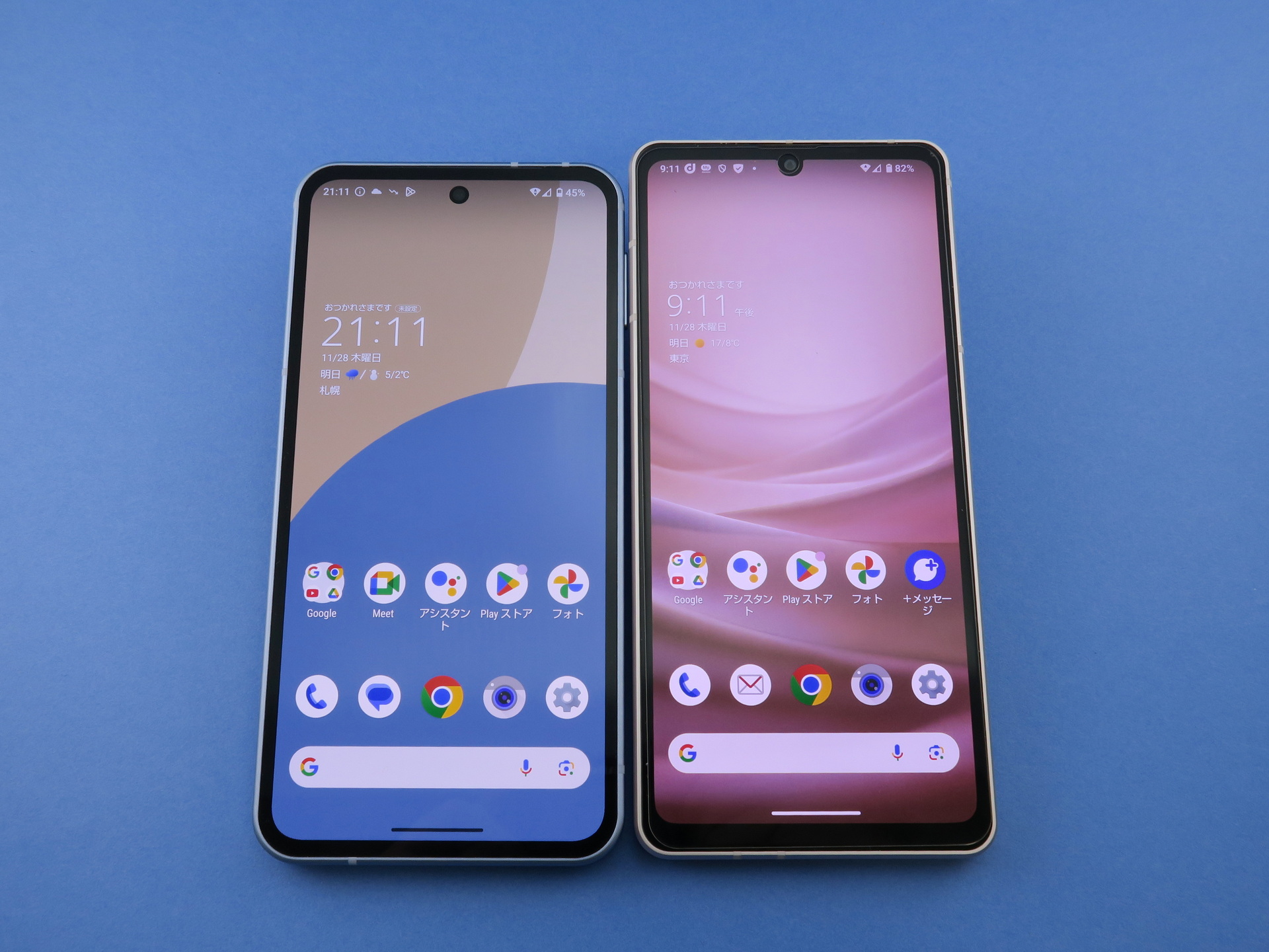 「AQUOS sense9」（左）と「AQUOS sense8」（右）の前面。本体の高さ（長さ）が約4mm程度、小さくなっている