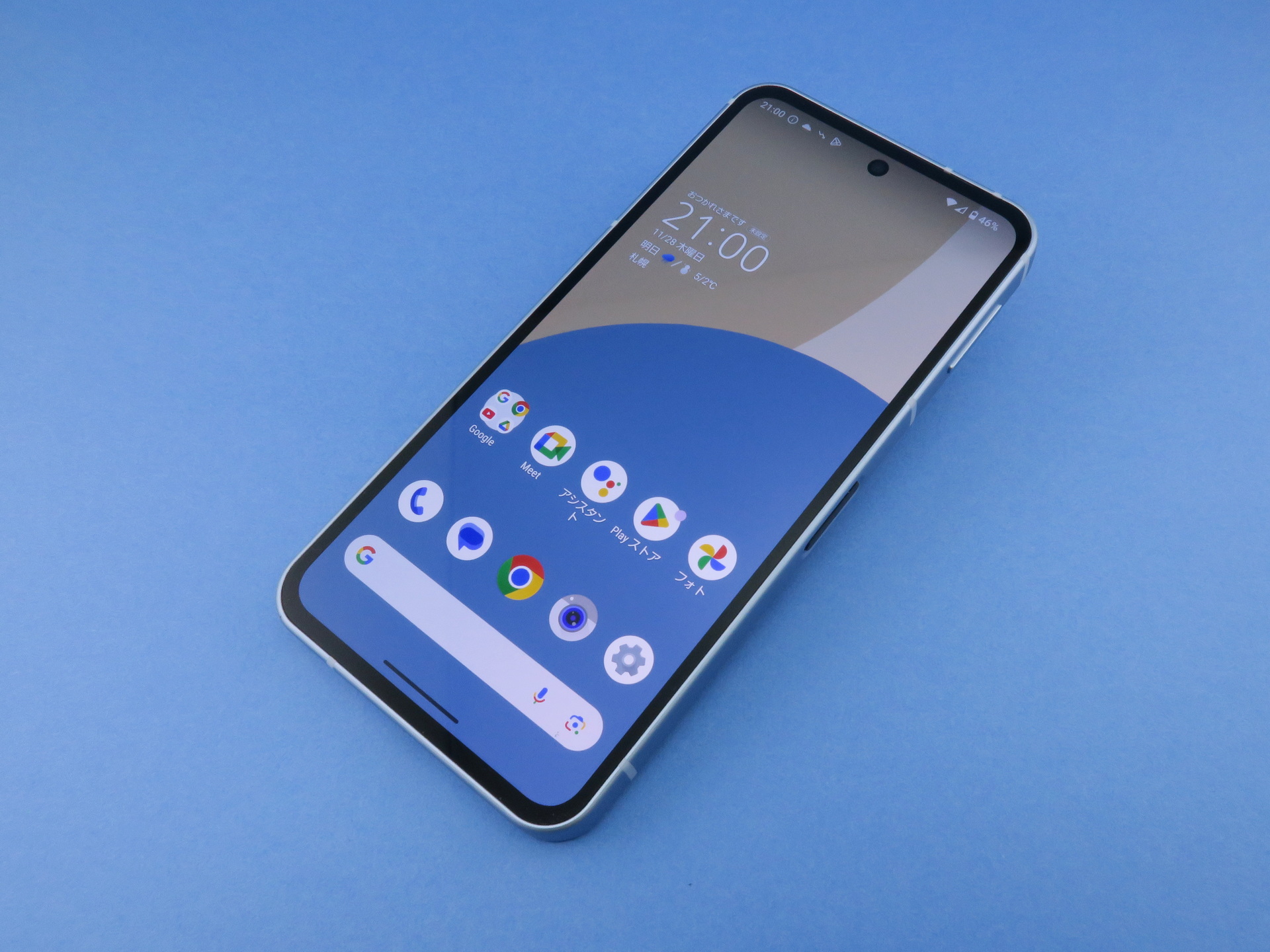 シャープ「AQUOS sense9」、149mm（高さ）×73mm（幅）×8.9mm（厚さ）、166g（重さ）、Blue（写真）、Greige、Coral、Green、White、Blackをラインアップ