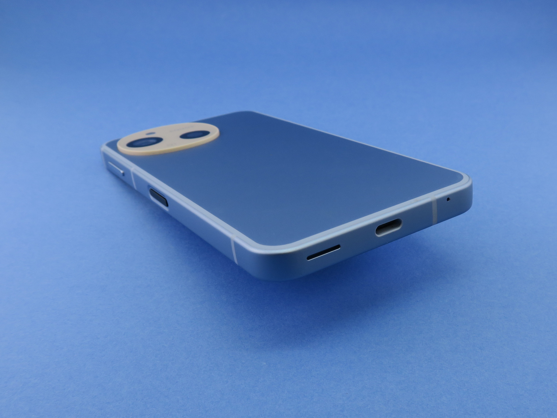 本体下部にはUSB Type-C外部接続端子を備える