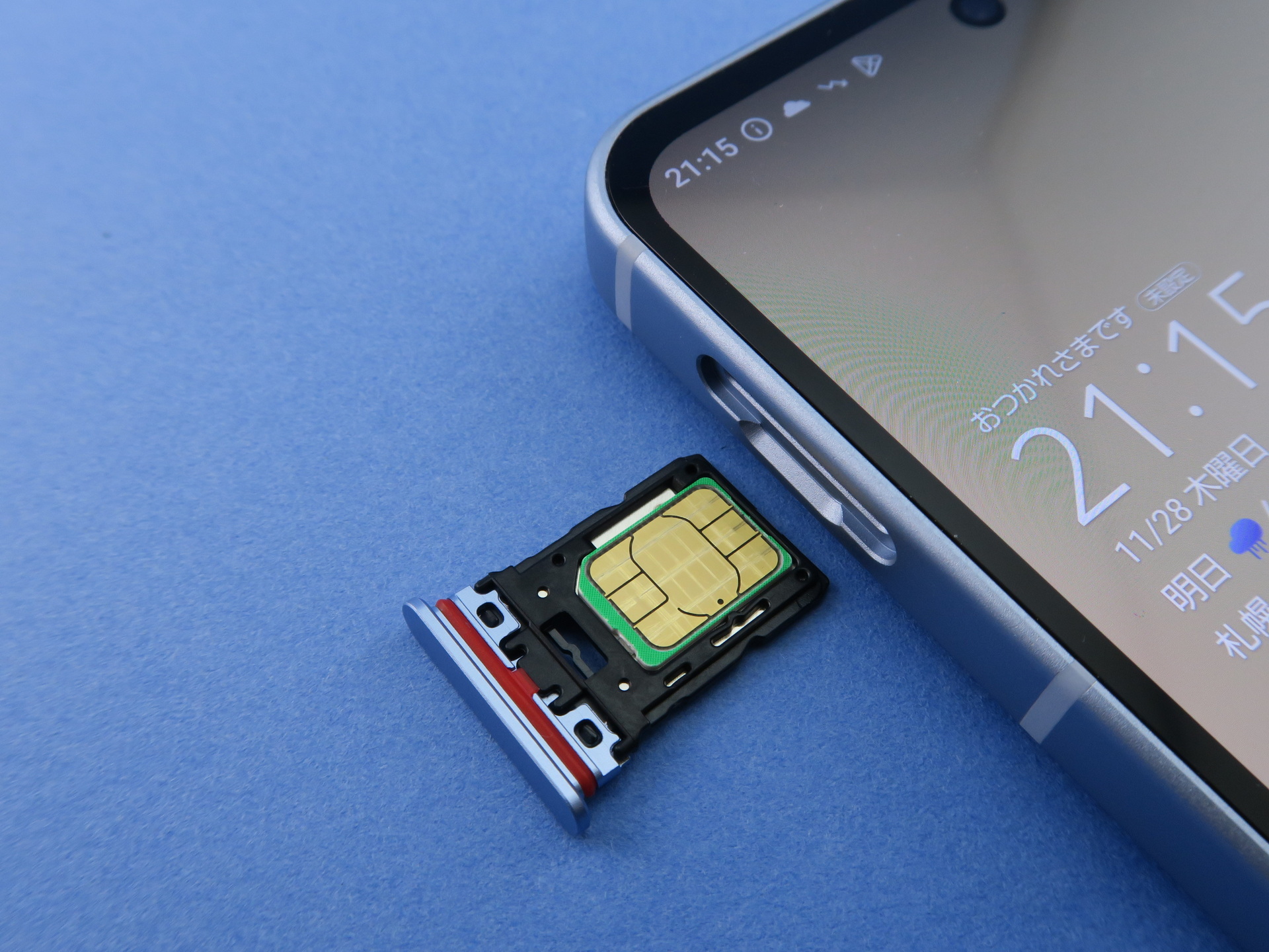SIMカードスロットには表側にnanoSIMカード、裏側にmicroSDメモリーカードを装着できる