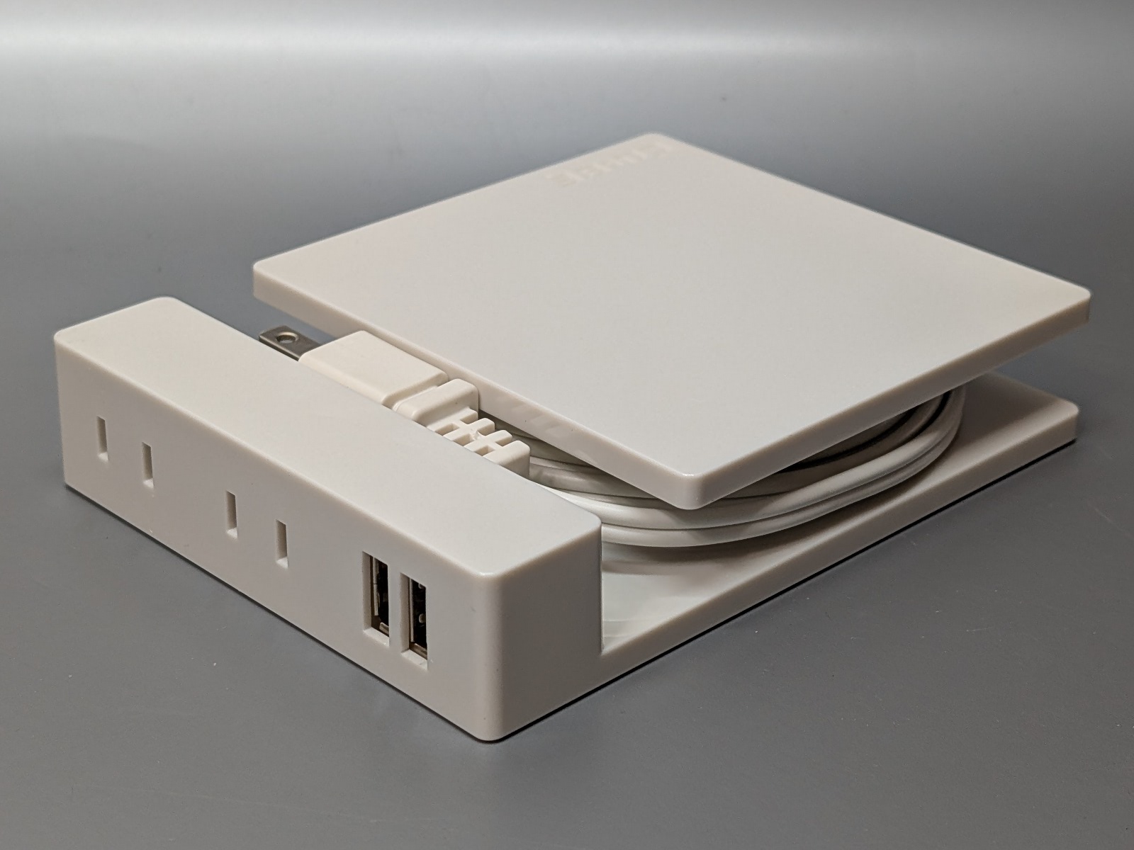 製品本体。ケーブルリールを横倒しにした構造。奥行きは145mm、幅は110mm