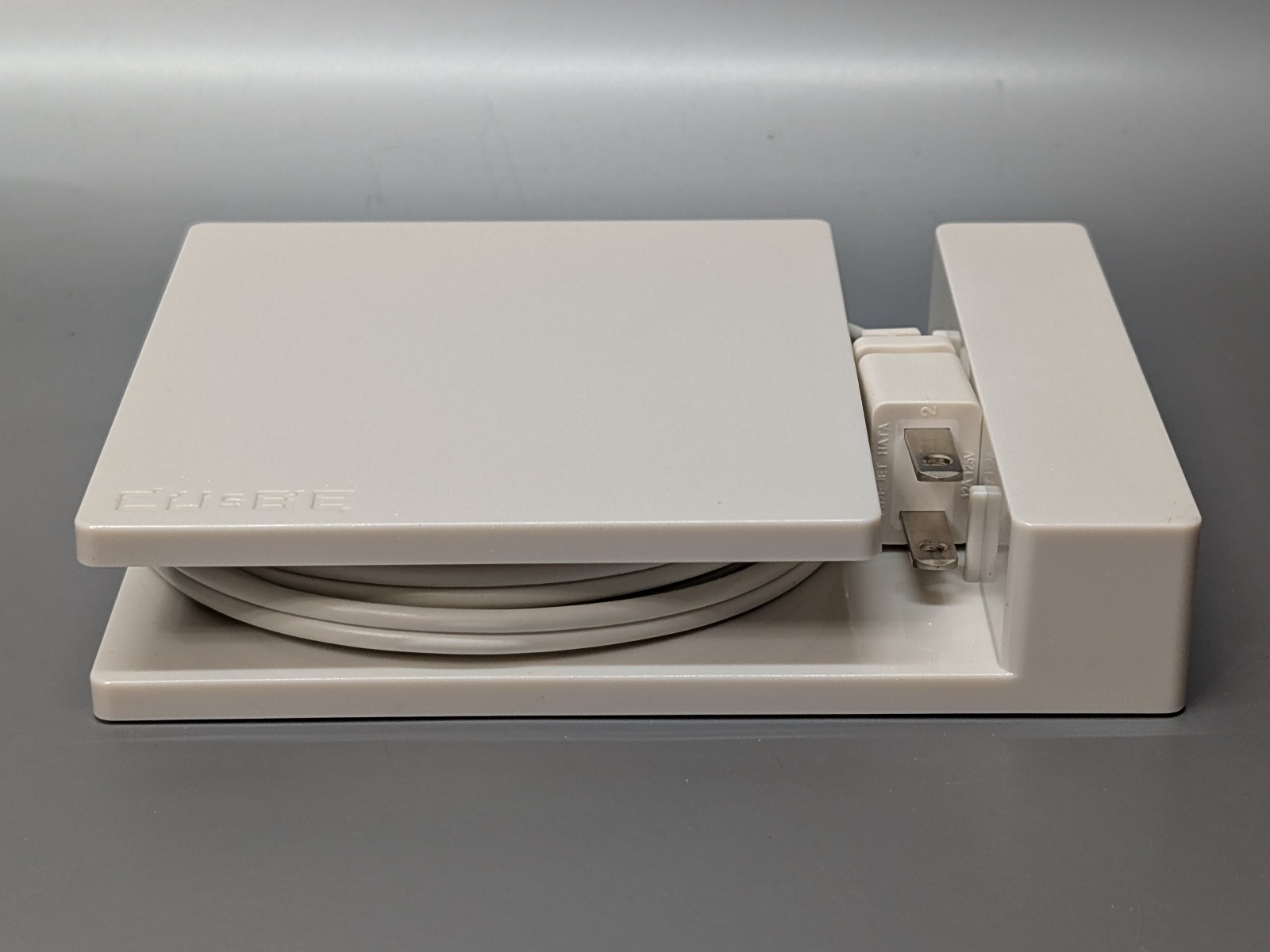 横から見ると構造が分かりやすい。なお自動巻き取り機構はない