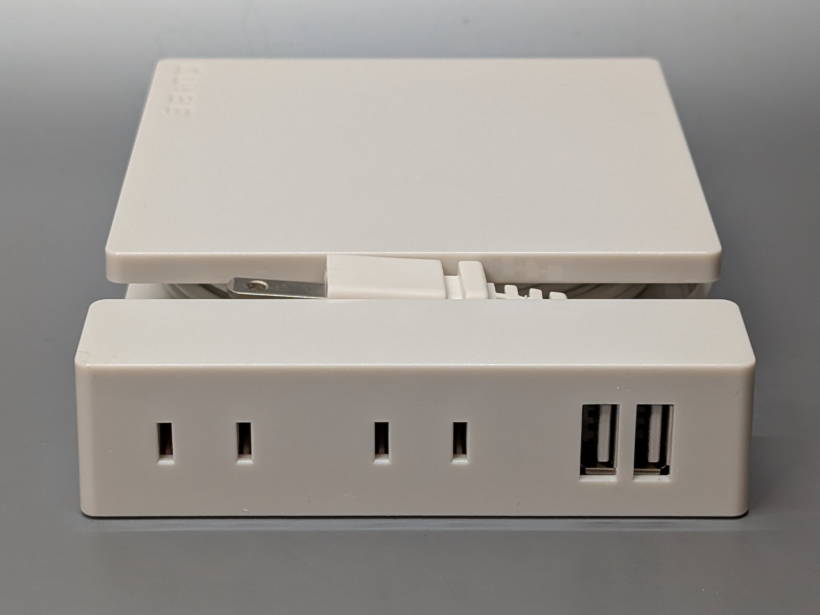 正面。コンセント2個口とUSB Standard A×2ポートを備える。USBは1ポート最大3A、2ポートでも合計3Aまで