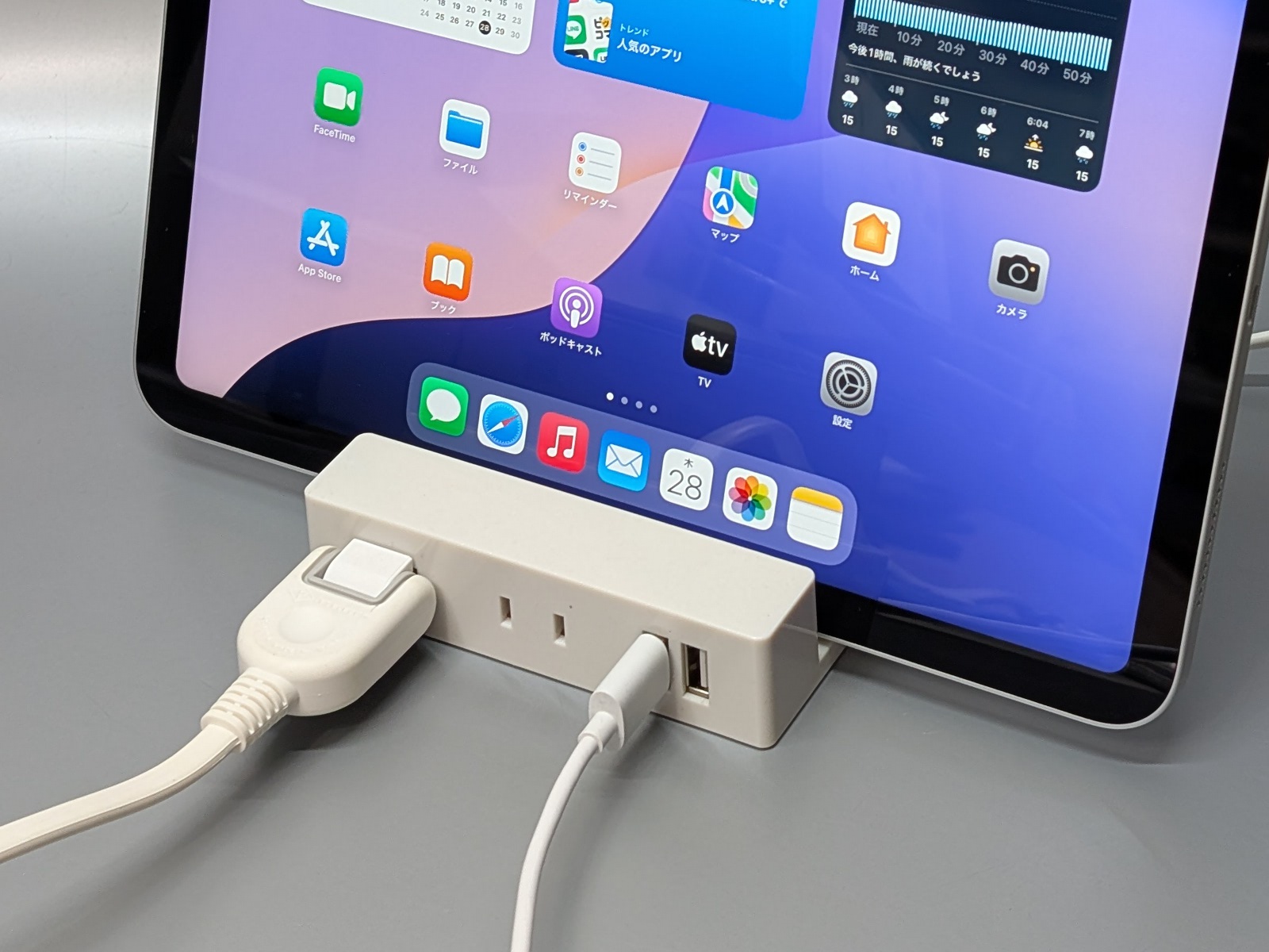 実際の使用例。タブレットスタンドとしての機能も備える