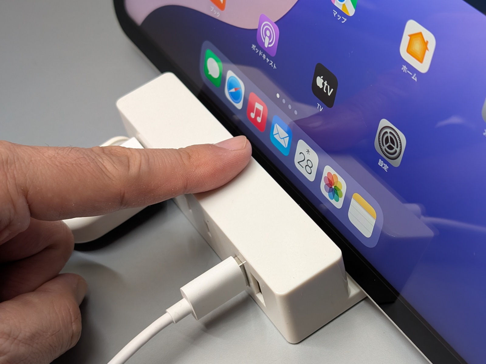 タブレット下部中央が隠れるためホームに戻る操作はしづらい