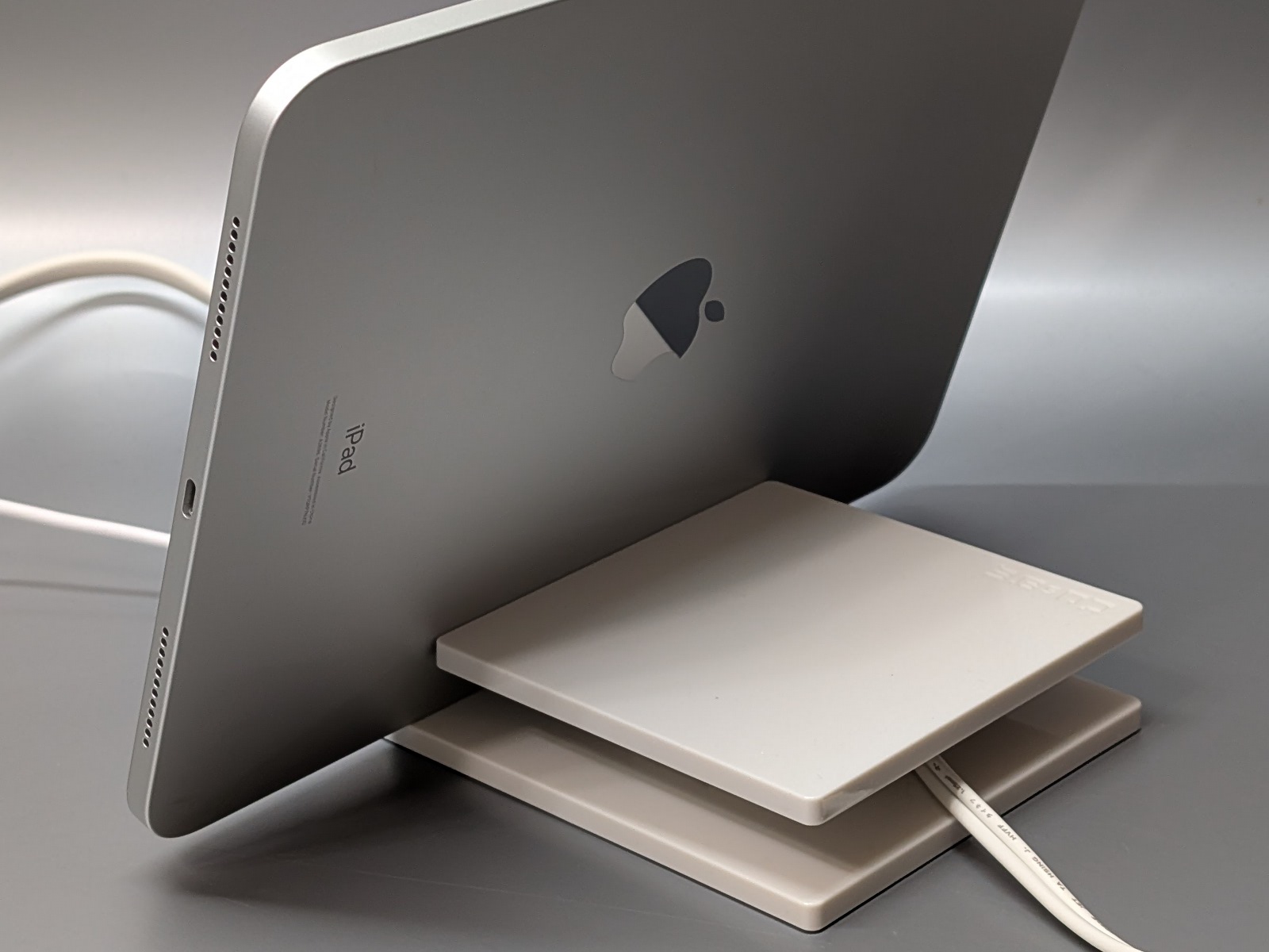 背後から見たところ。スタンドとしての安定性は非常に高い