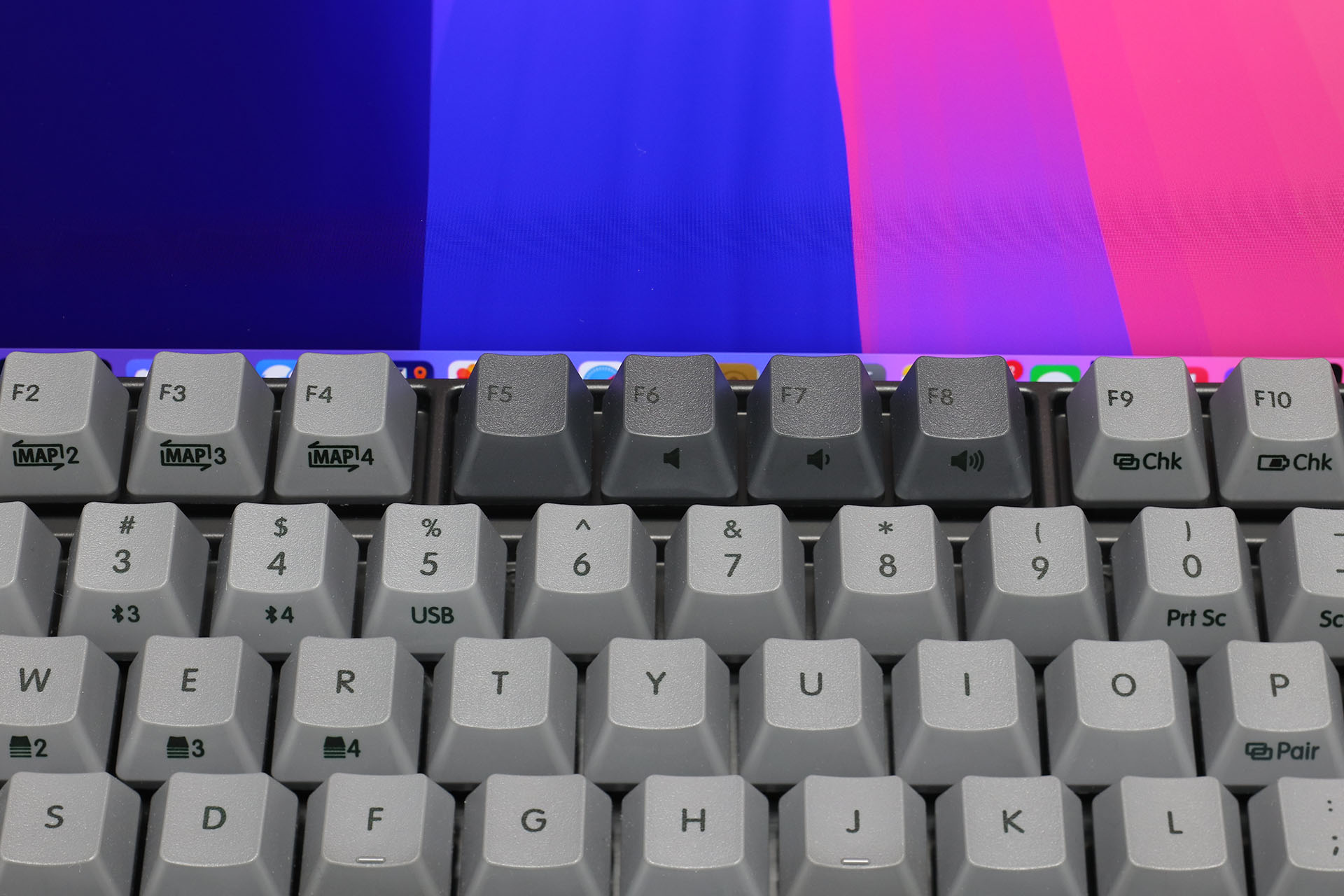 REALFORCE RC1のキーキャップ色はダークグレーとライトグレー。これは見やすいようにやや明るく撮影している。キートップの刻印はまあまあ見えるが、キー手前の刻印はやや暗い環境ではかなり見えにくい。キー手前の刻印は、REALFORCE RC1独自の機能やあまり使わないファンクションだったりして、たまに使うときに「えーとあの機能のキーは……」と探してしまう。そのときに刻印が見えにくいとフラストレーションがたまるというわけだ。