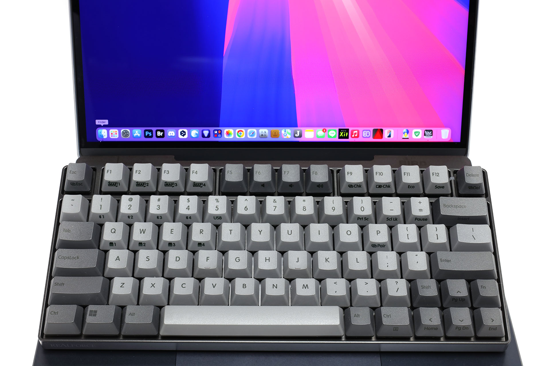 キー手前刻印、けっこう多いんスよ。まあコンパクトキーボードの宿命だが、その刻印を探しにくいのはキツい。ちなみにこれも見やすいように明るく撮った写真だ。
