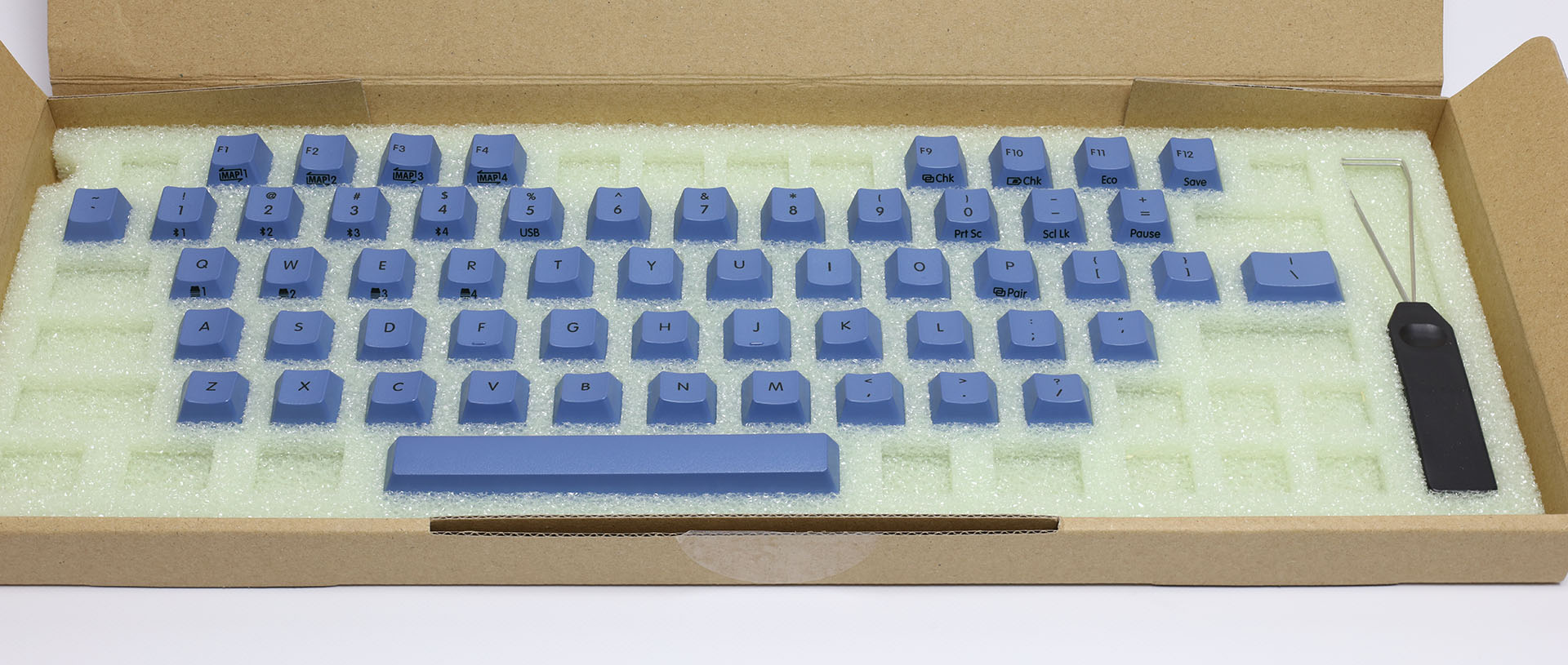 タイプキーのほうの内容物。キー引き抜き工具も付属している。