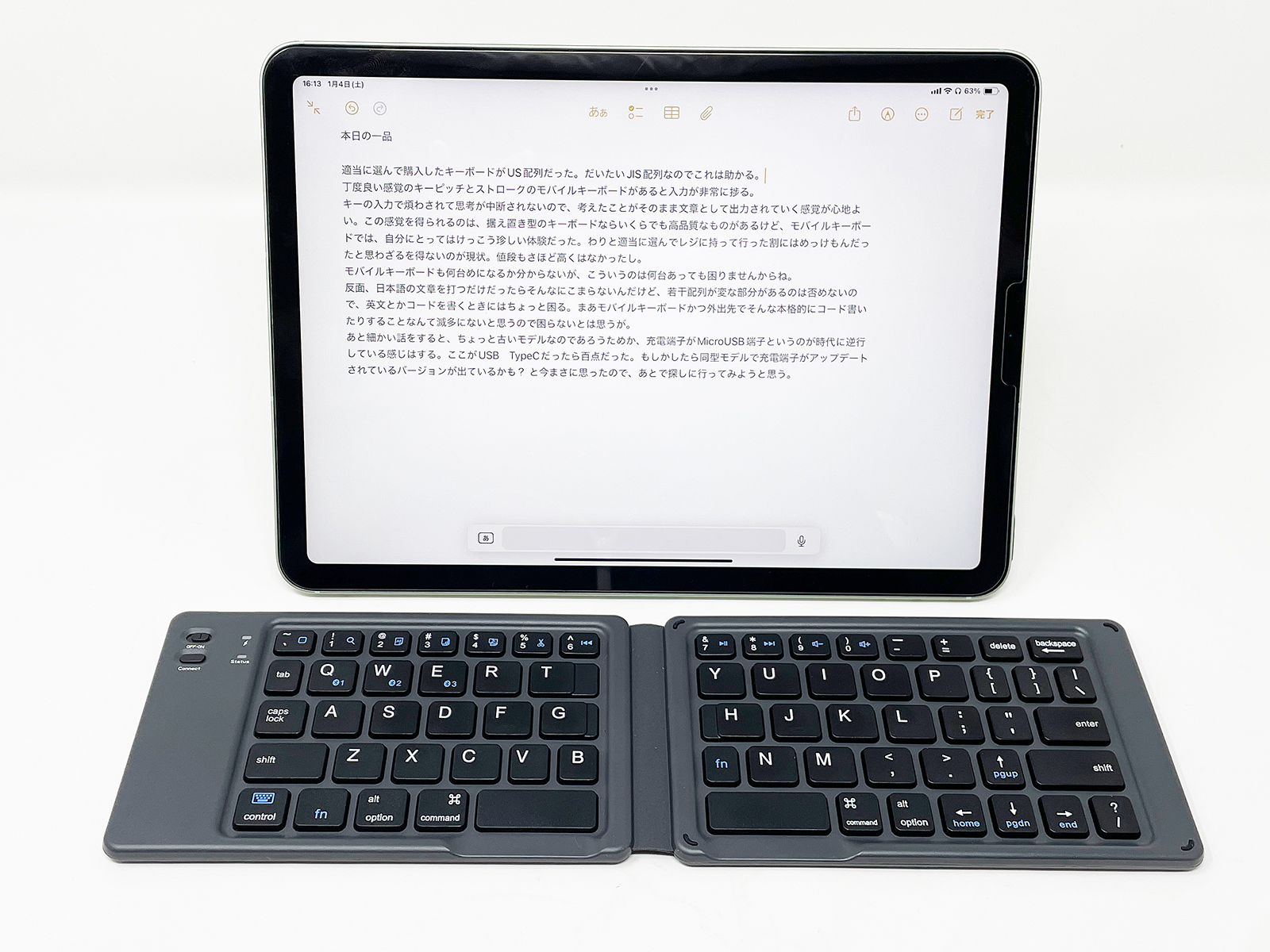 iPad Airの前に置くとこれくらいのサイズ感。