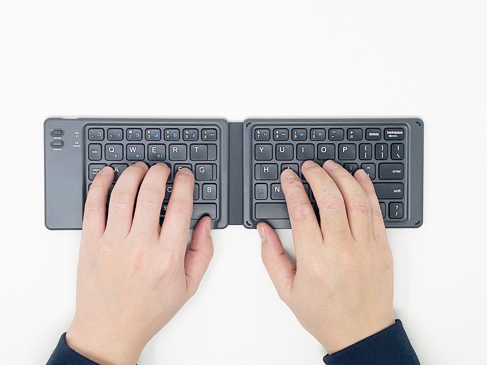 横幅が約313.4mmとやや大ぶりながら、両手で打鍵するのにちょうど良いサイズ感です。