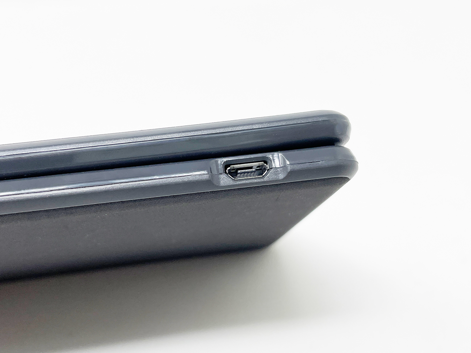 惜しい点その2。充電がMicroUSB端子経由です。これがUSB Tyep-C端子だったら完璧でした。