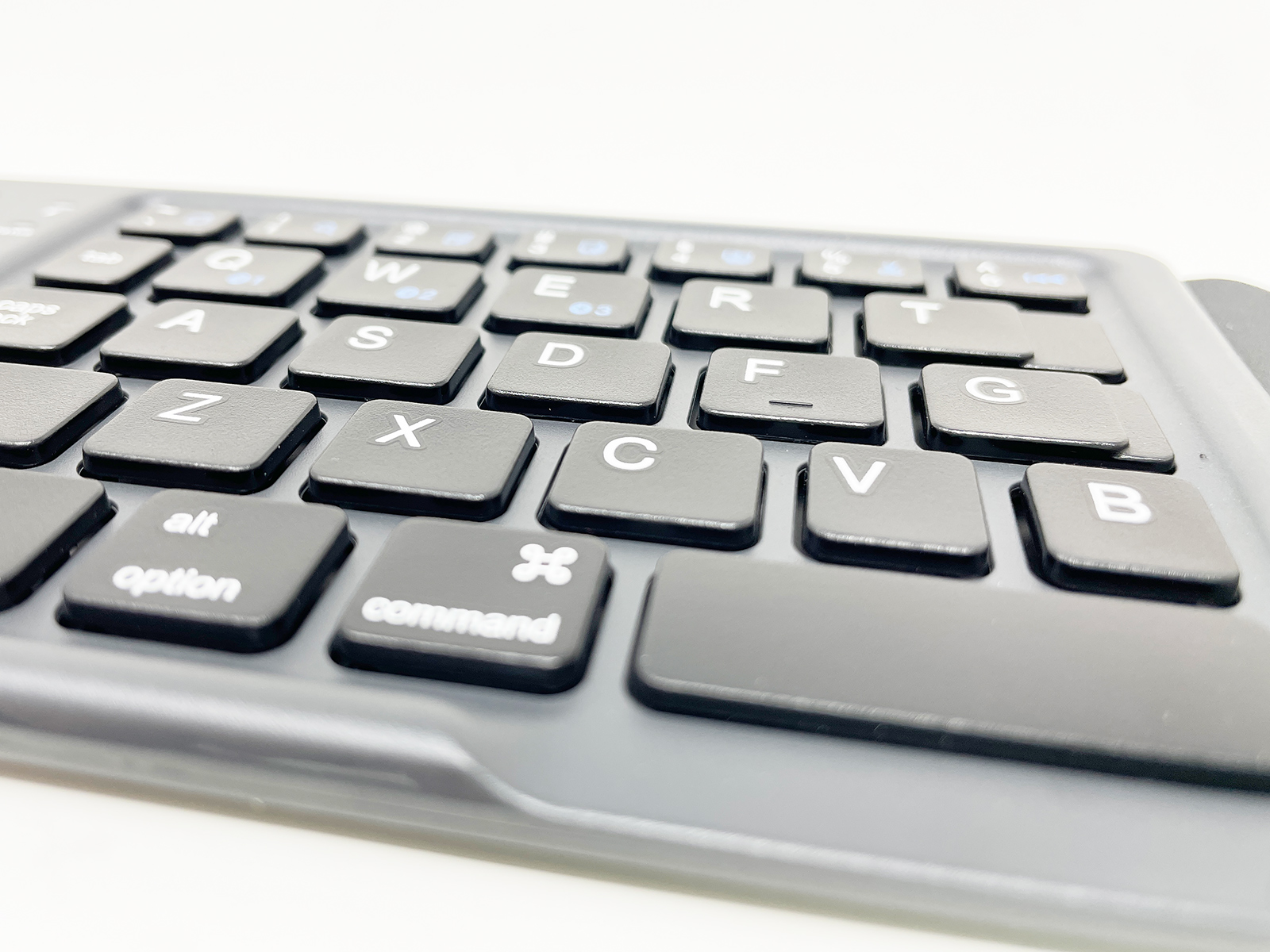 各個のキーが独立したアイソレーション型で、モバイルキーボードとしては若干深めのキーストロークも筆者にとってはちょうど良い感触でした。