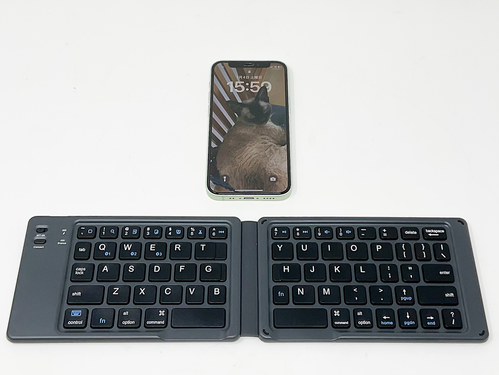 大急ぎで購入したモバイルキーボード、サンワサプライの「SKB-BT30BK」。外装とヒンジ部分が布製になっている構造の二つ折りモバイルキーボードです。