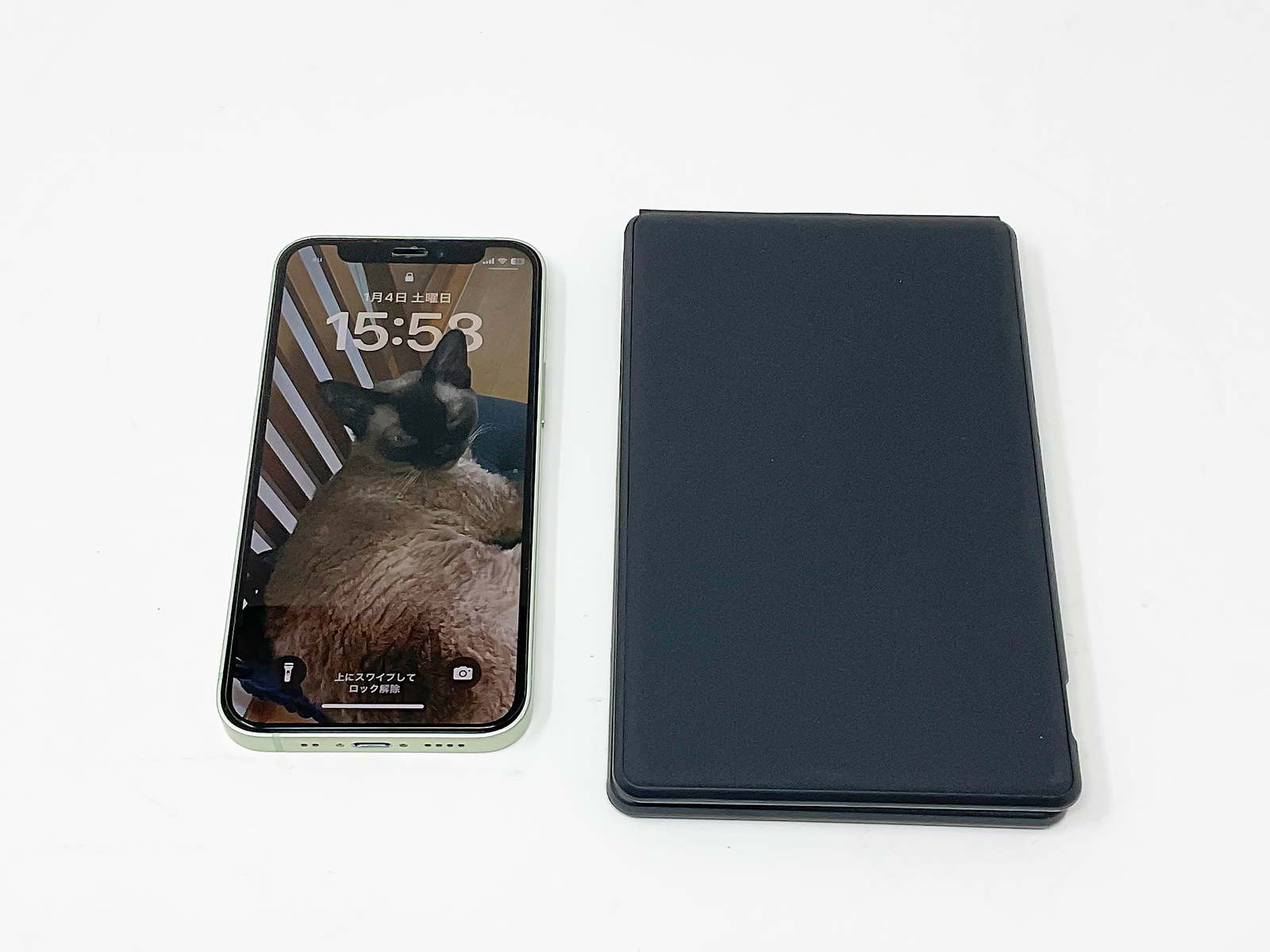 二つ折りにするとそこそこコンパクト。小さいカバンにも入ります。