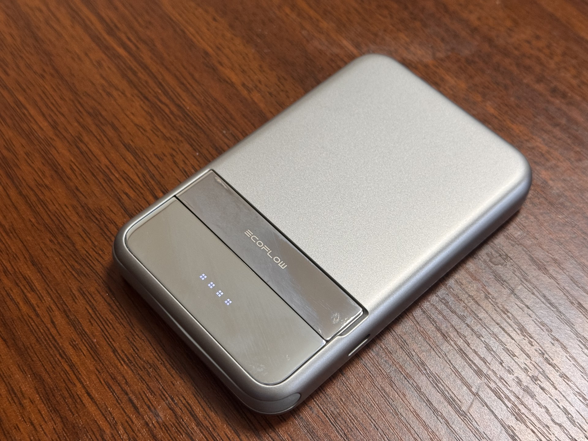 「EcoFlow RAPID Magnetic Power Bank (5000mAh)」本体。スリムコンパクトなので持ち運びには困りません。