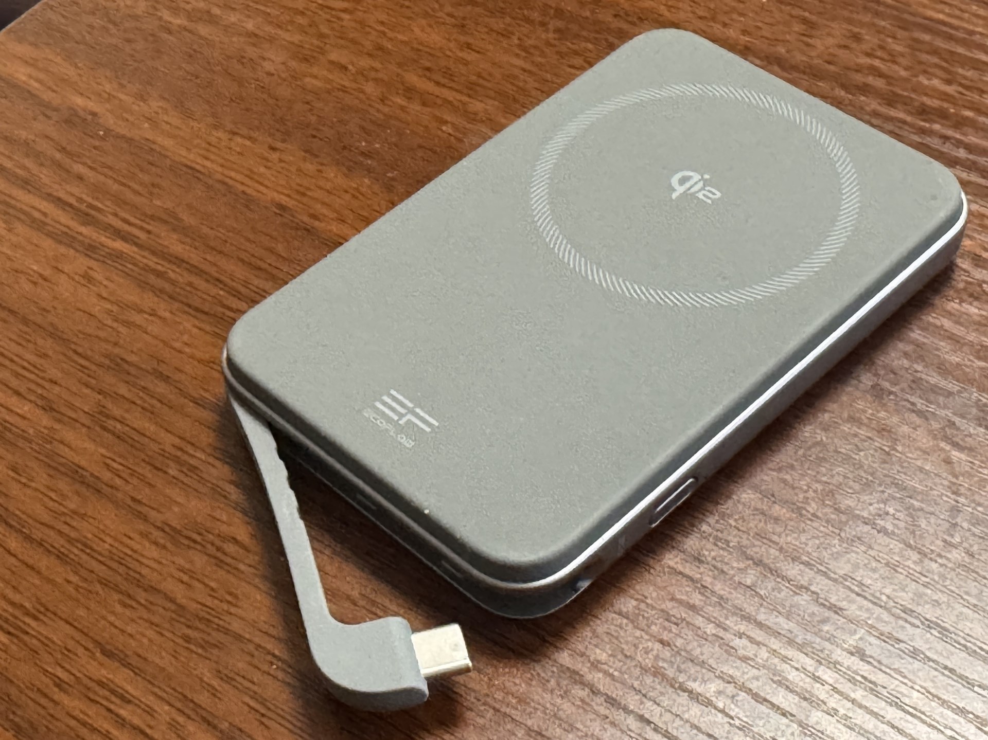 Qi2による ワイヤレス充電と、USB Type-Cによる 急速充電に対応しています。