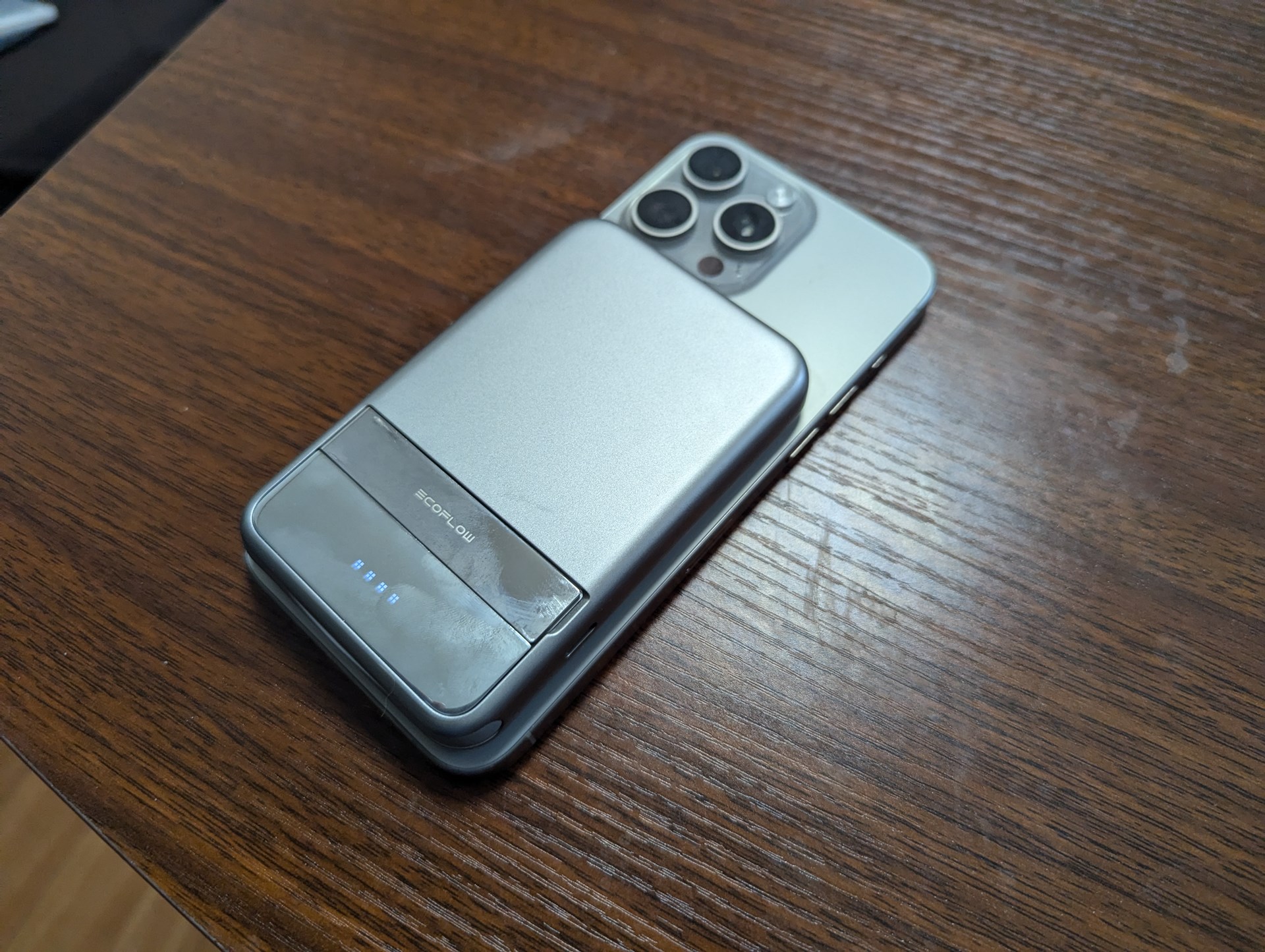 MagSafeでiPhoneにぴったりくっついて充電できます。