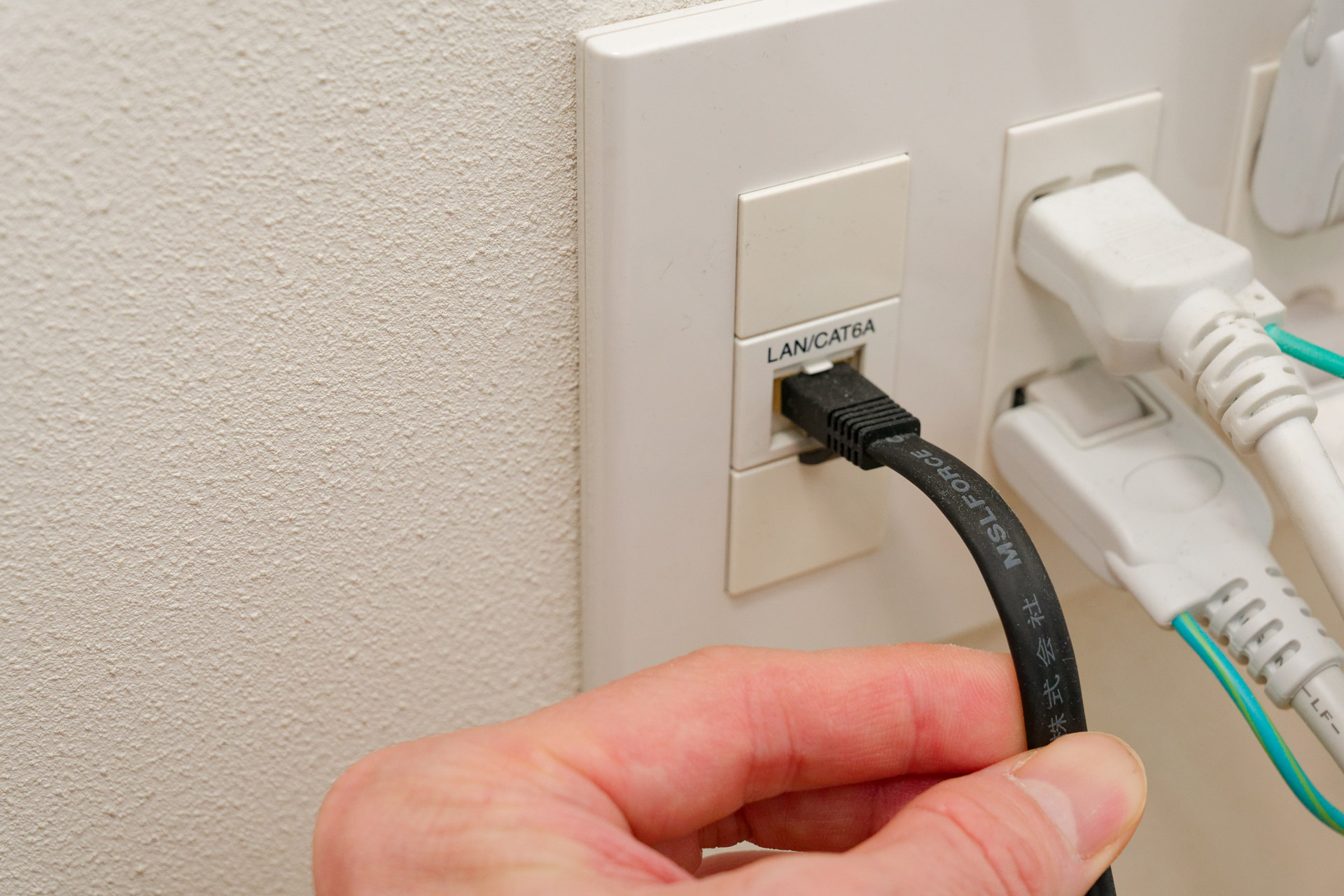 一般的なLANケーブルだと手前側に出っ張る。物をぶつけたり、無理に上下左右方向に向けようとすると断線する可能性も