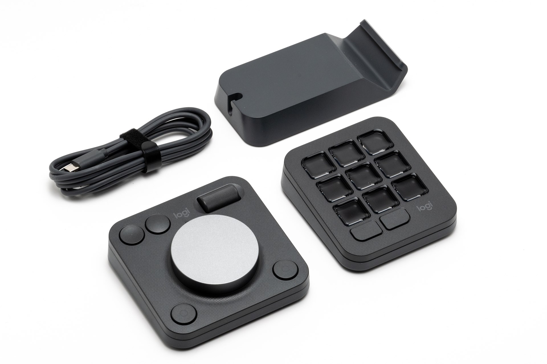 ダイヤルパッドとキーパッド、USBケーブル、スタンドが同梱されている