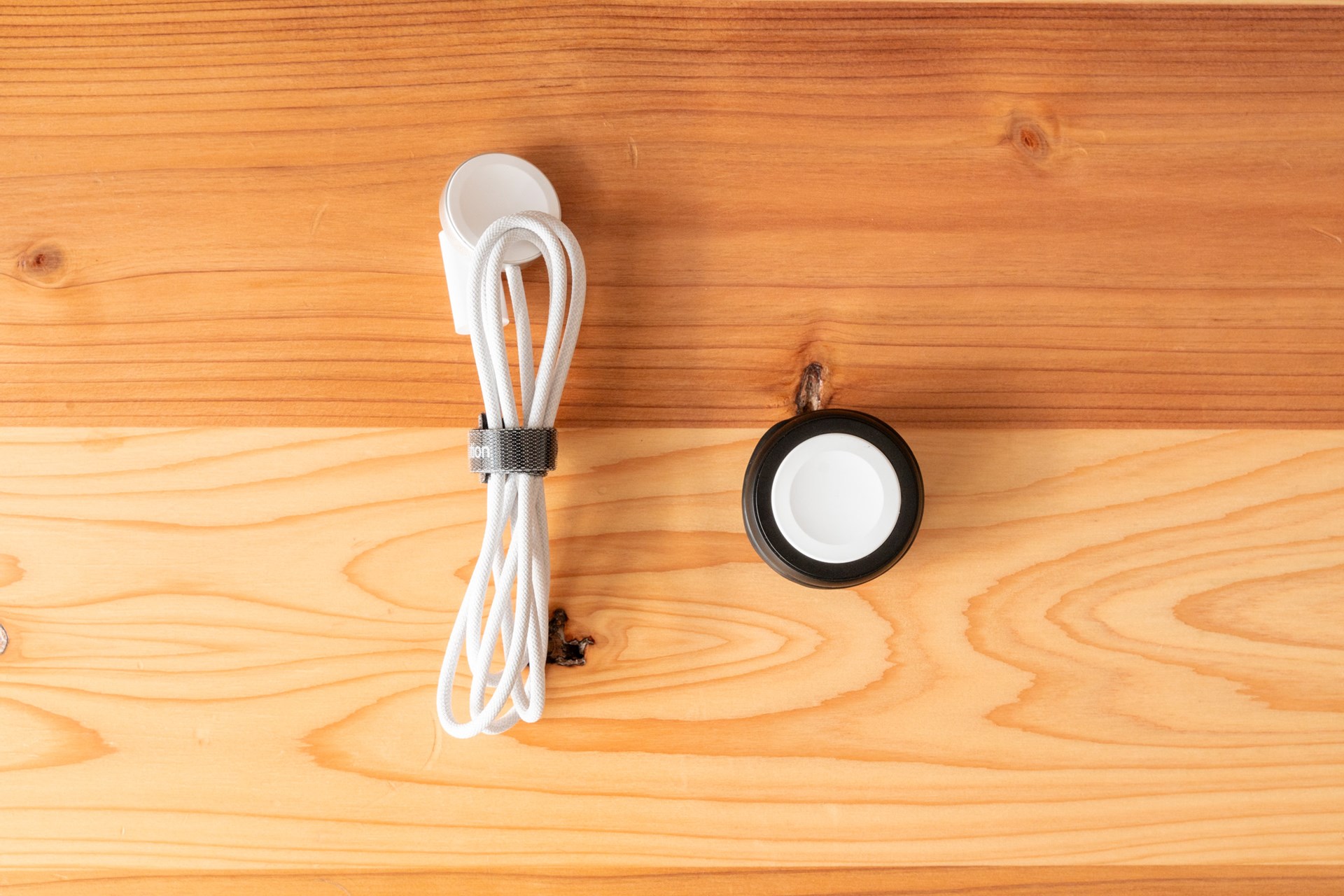 巻き取った状態とApple純正ケーブルと比較するとサイズは歴然