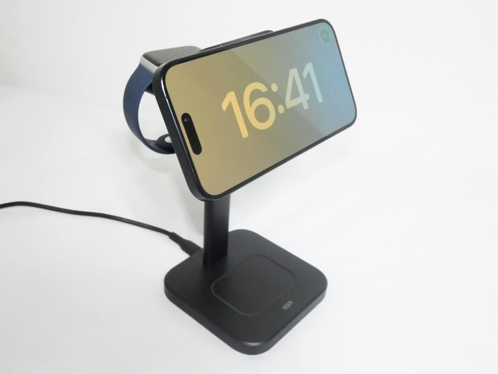 iPhoneを取り付けて充電しているところ。横画面にすればもちろん「スタンバイ」も利用可能だ